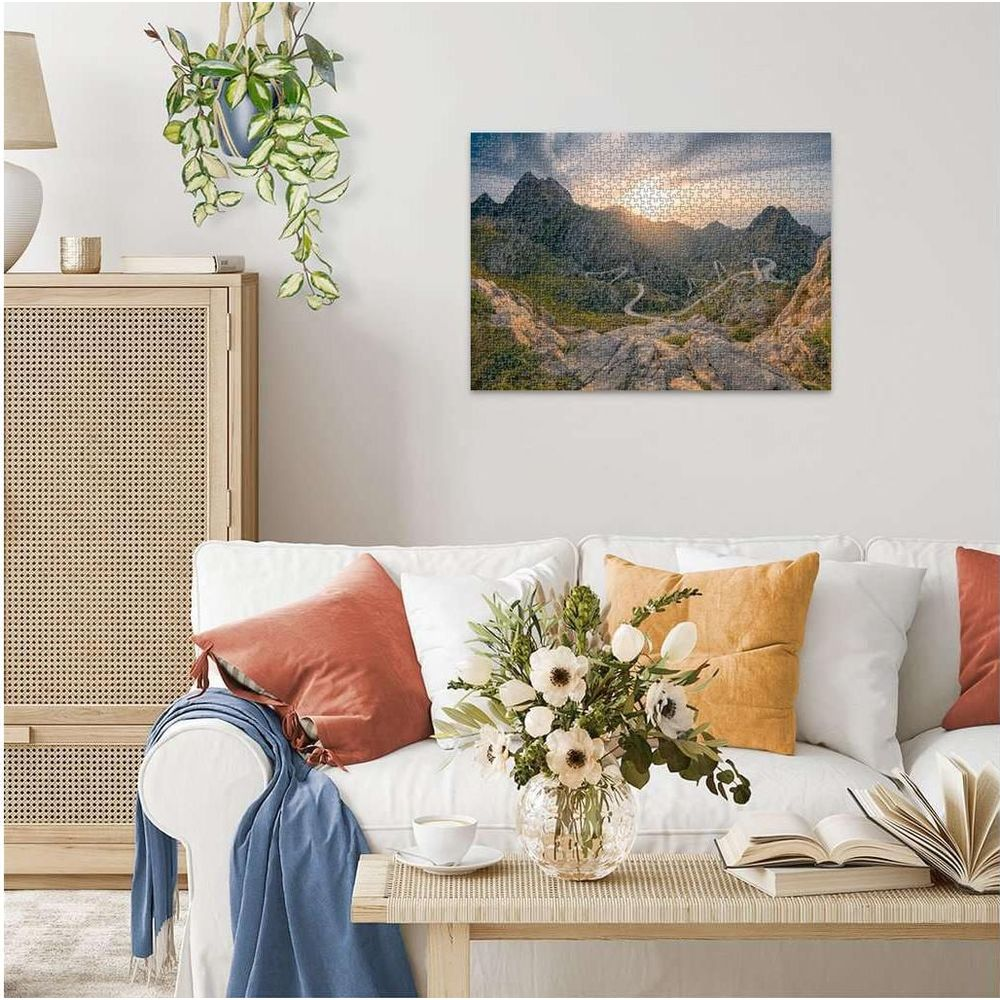 Berglandschaft mit kurviger Straße bei Sonnenuntergang, im Wohnzimmer aufgehängt.