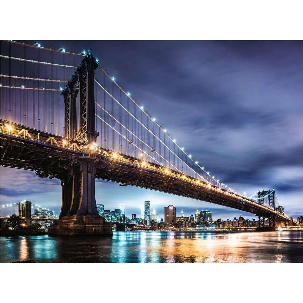 Die beleuchtete Brooklyn Bridge bei Nacht mit Skyline von Manhattan im Hintergrund.