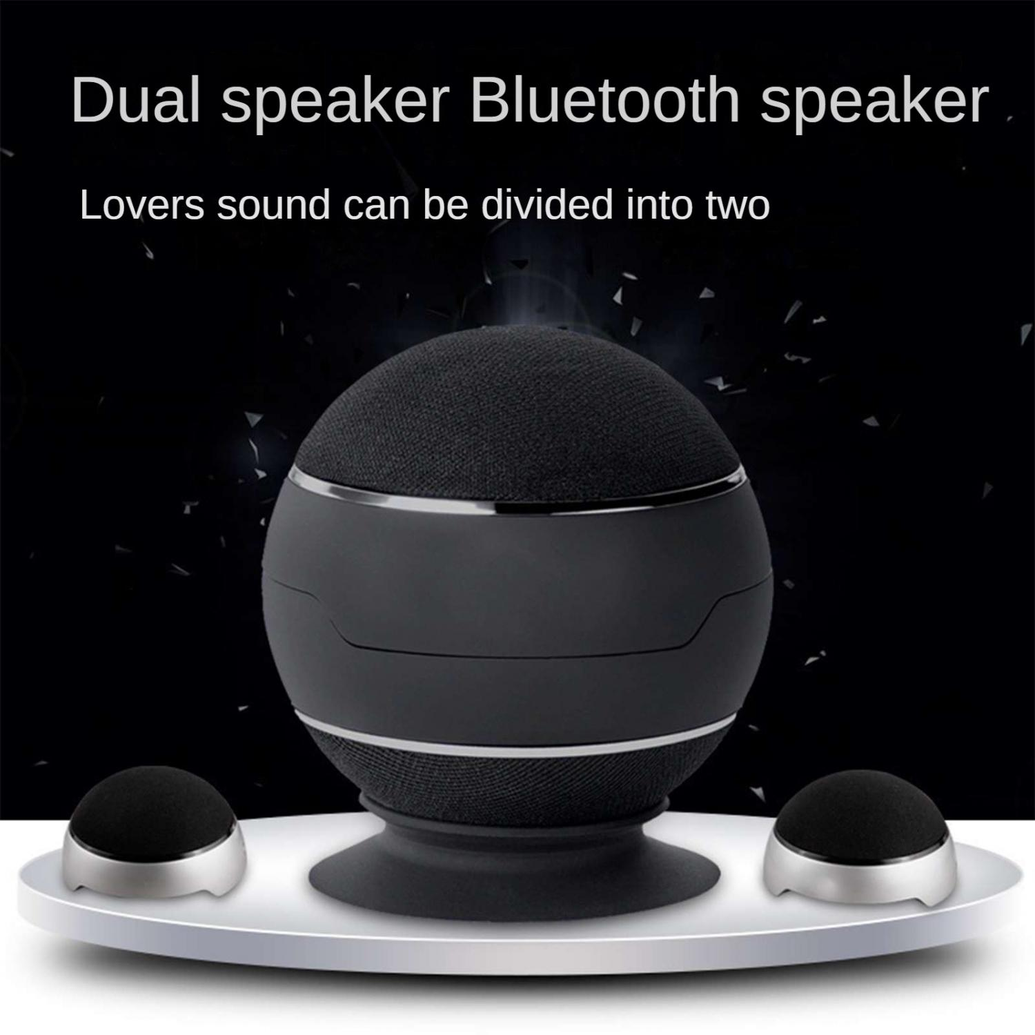 Ein schwarzer, kugelförmiger Bluetooth-Lautsprecher mit zwei kleineren Satellitenlautsprechern auf einem weißen Ständer.