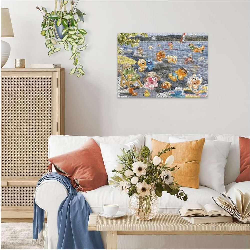 Buntes Puzzle mit lustigen Figuren am Wasser, die sich amüsieren.