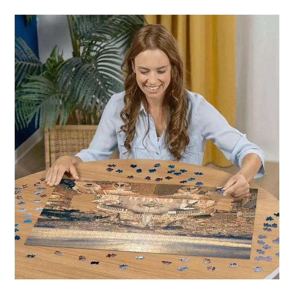 Frau setzt Puzzleteile zusammen, die eine Stadtansicht zeigen.