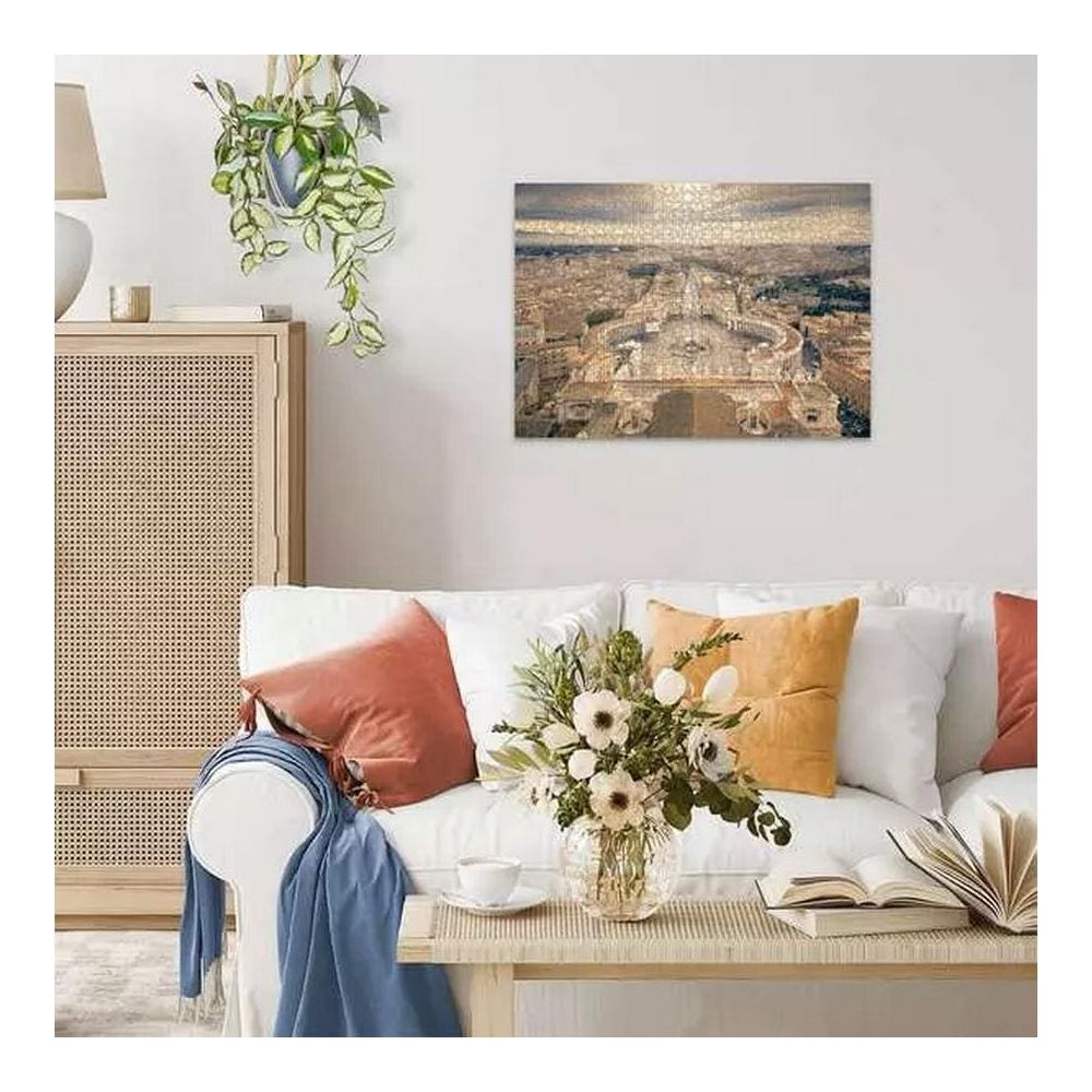 Wohnzimmer mit Sofa, Beistelltisch, Bild und Pflanze.