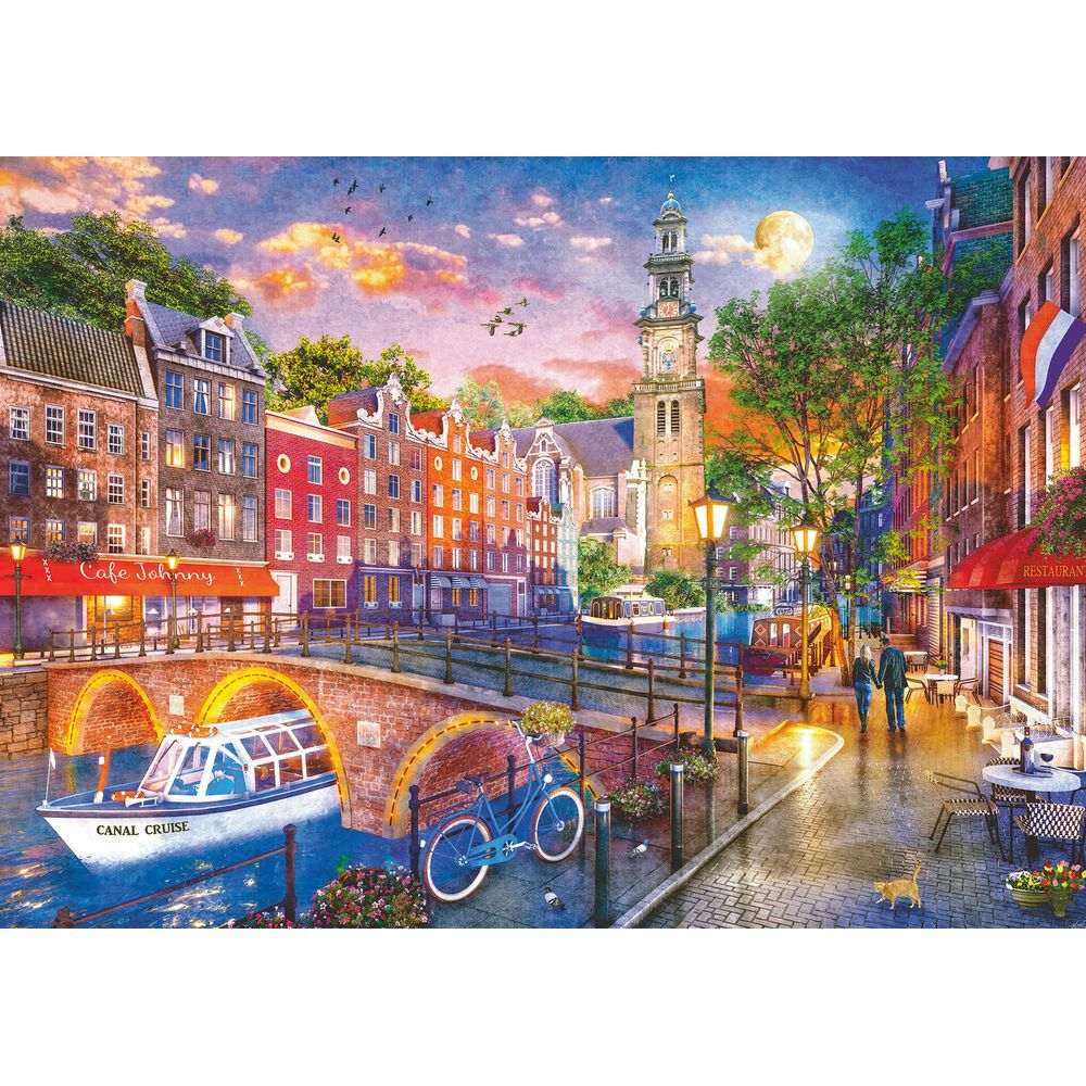 Scène de canal à Amsterdam au coucher du soleil, avec bateaux, cafés, clocher.