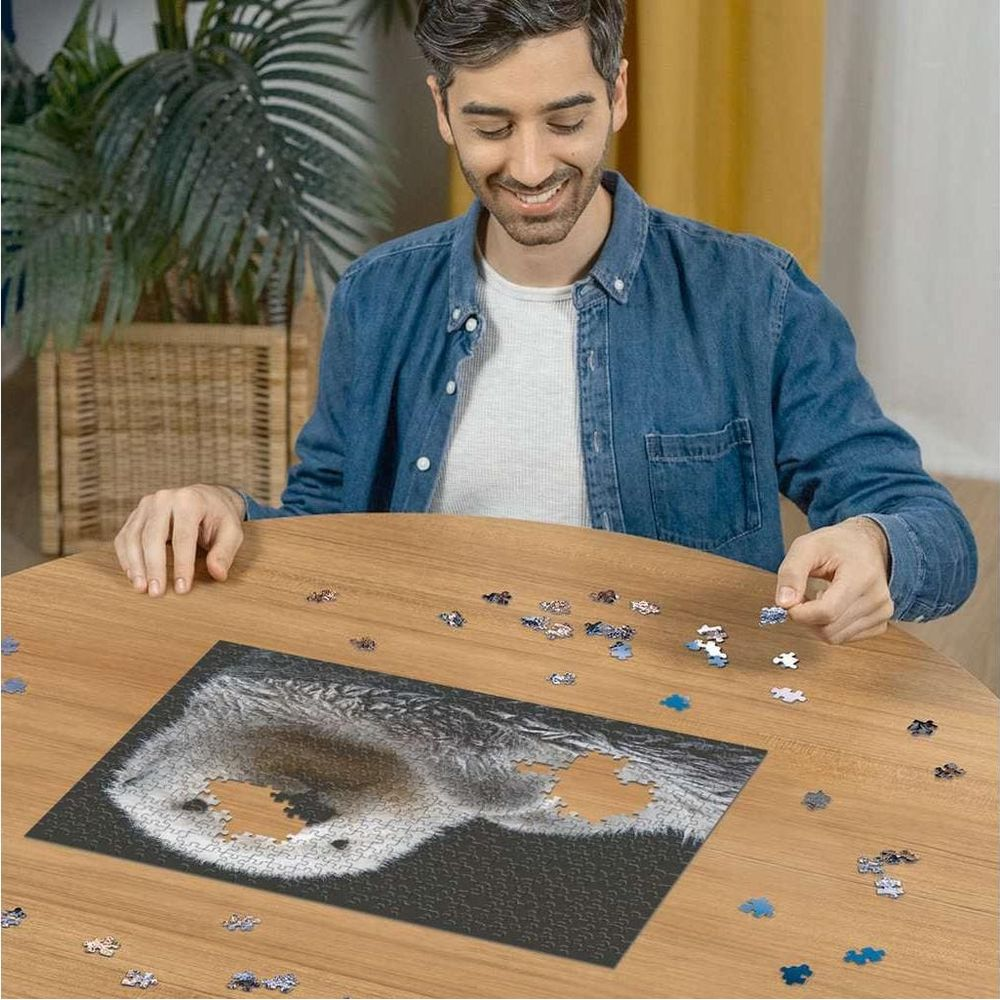 Mann setzt Puzzleteile eines Wolfsfells zusammen.