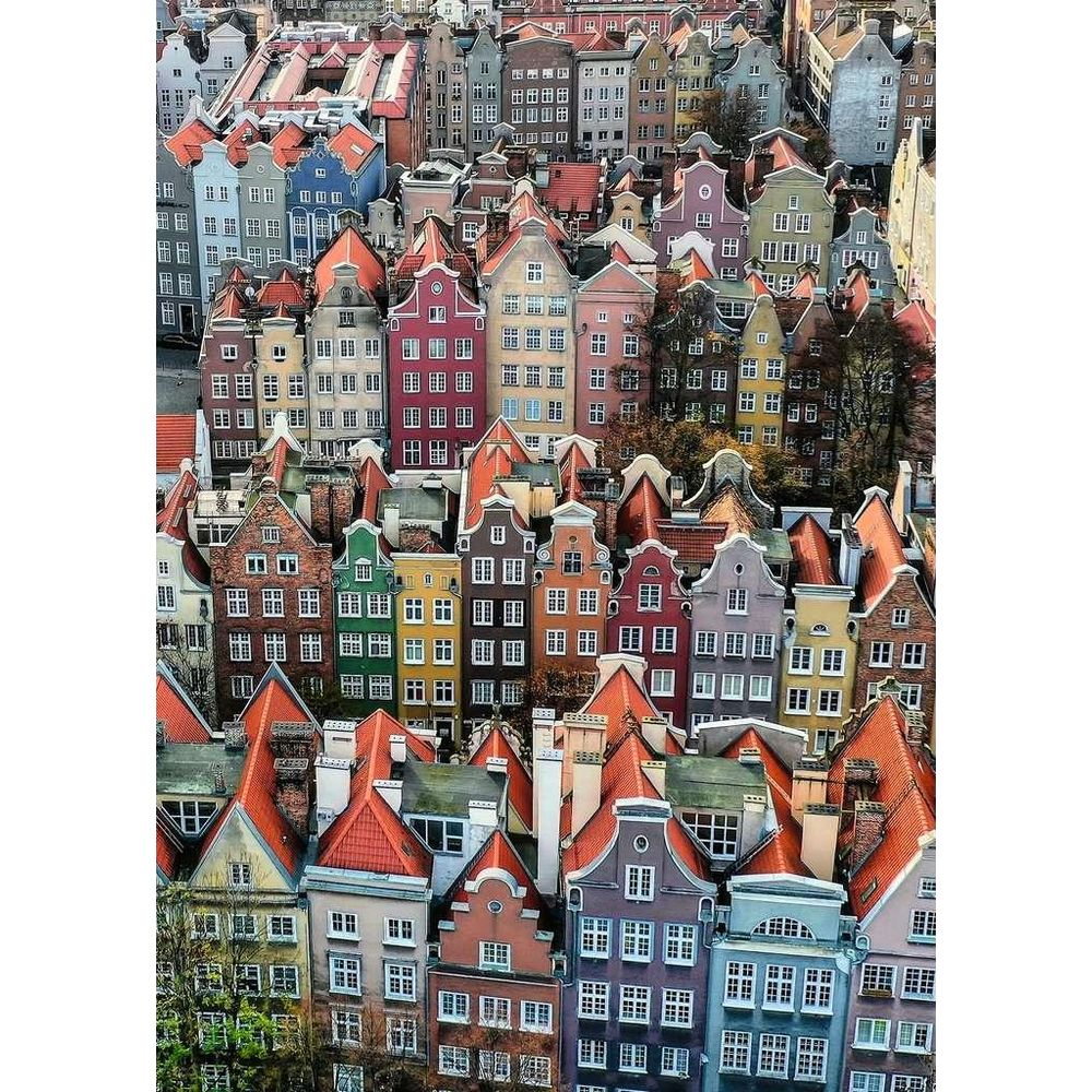 Vue de nombreuses maisons colorées aux toits rouges.