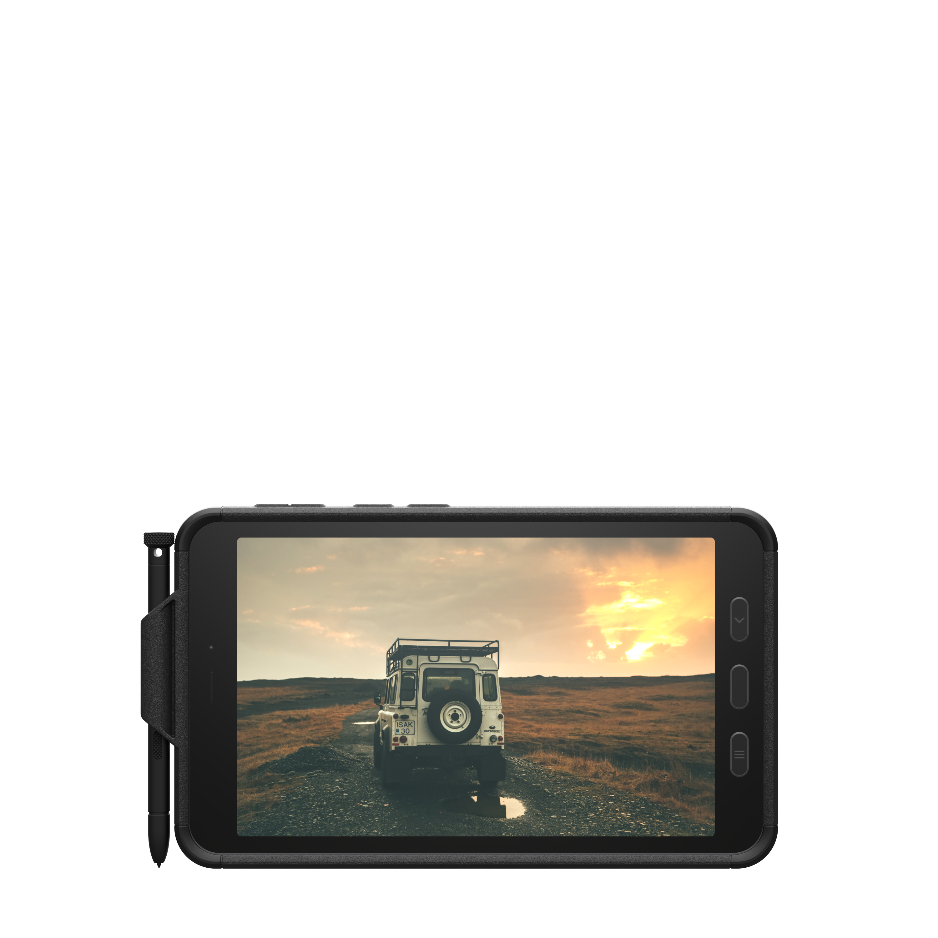 Ein weißer Geländewagen fährt auf einem Schotterweg bei Sonnenuntergang.