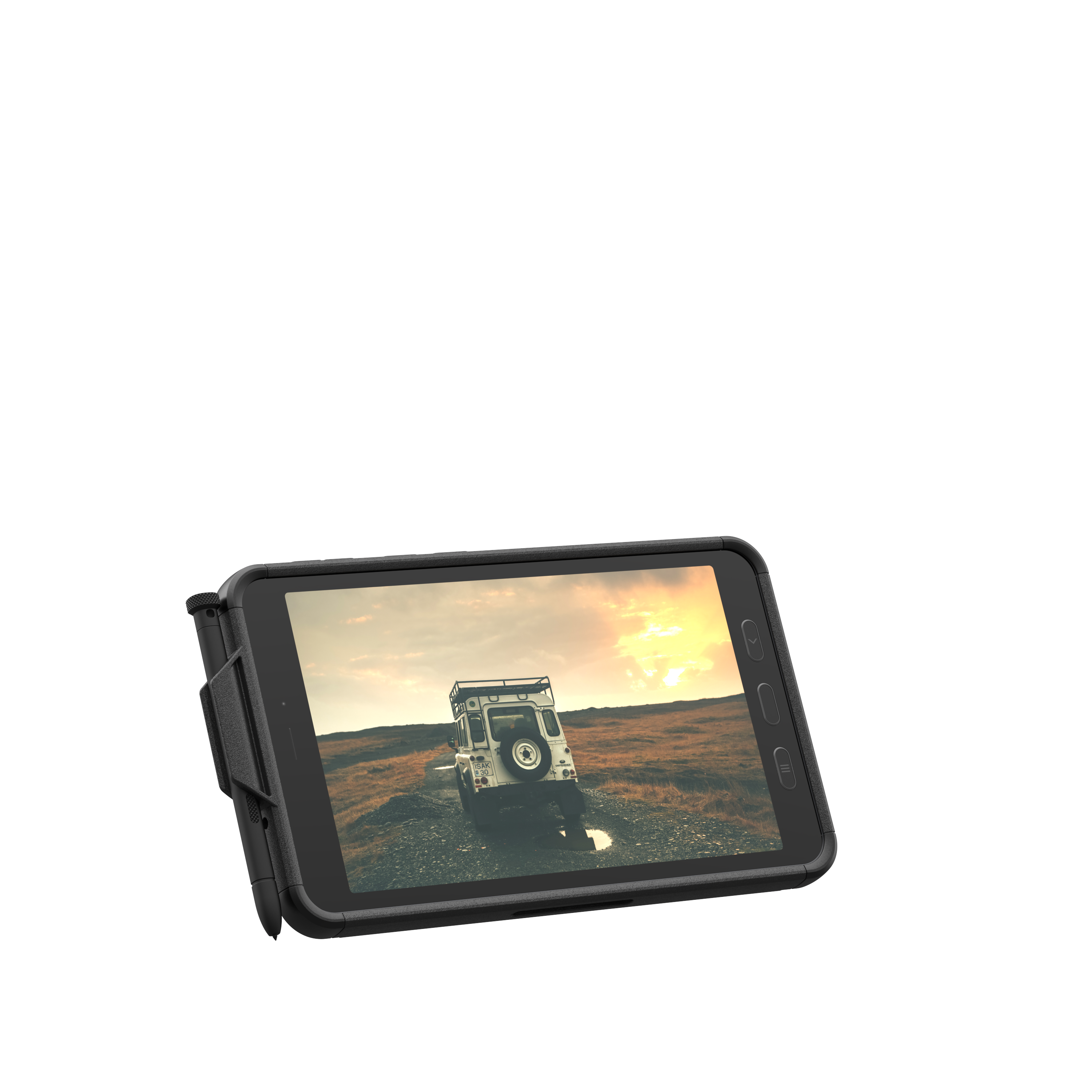 Ein weißer Geländewagen fährt auf einem Feldweg bei Sonnenuntergang.