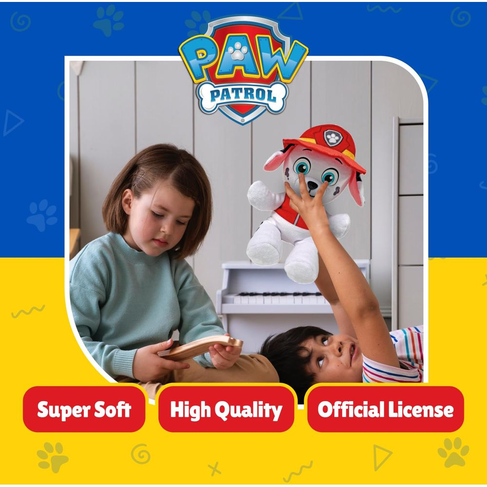 Bambini giocano con un peluche Paw Patrol davanti a un pianoforte bianco.