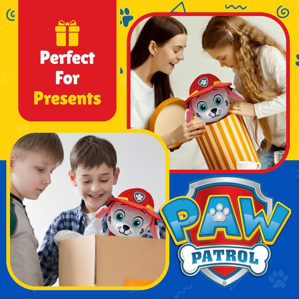 Giocattoli Paw Patrol spacchettati da bambini e donne.