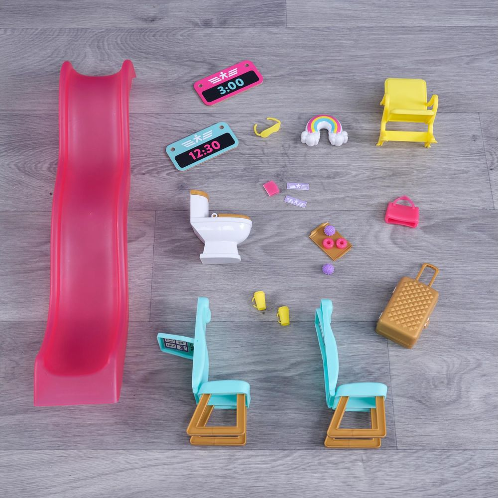 Sièges d'avion jouets, toboggan, toilettes et accessoires sur plancher en bois.