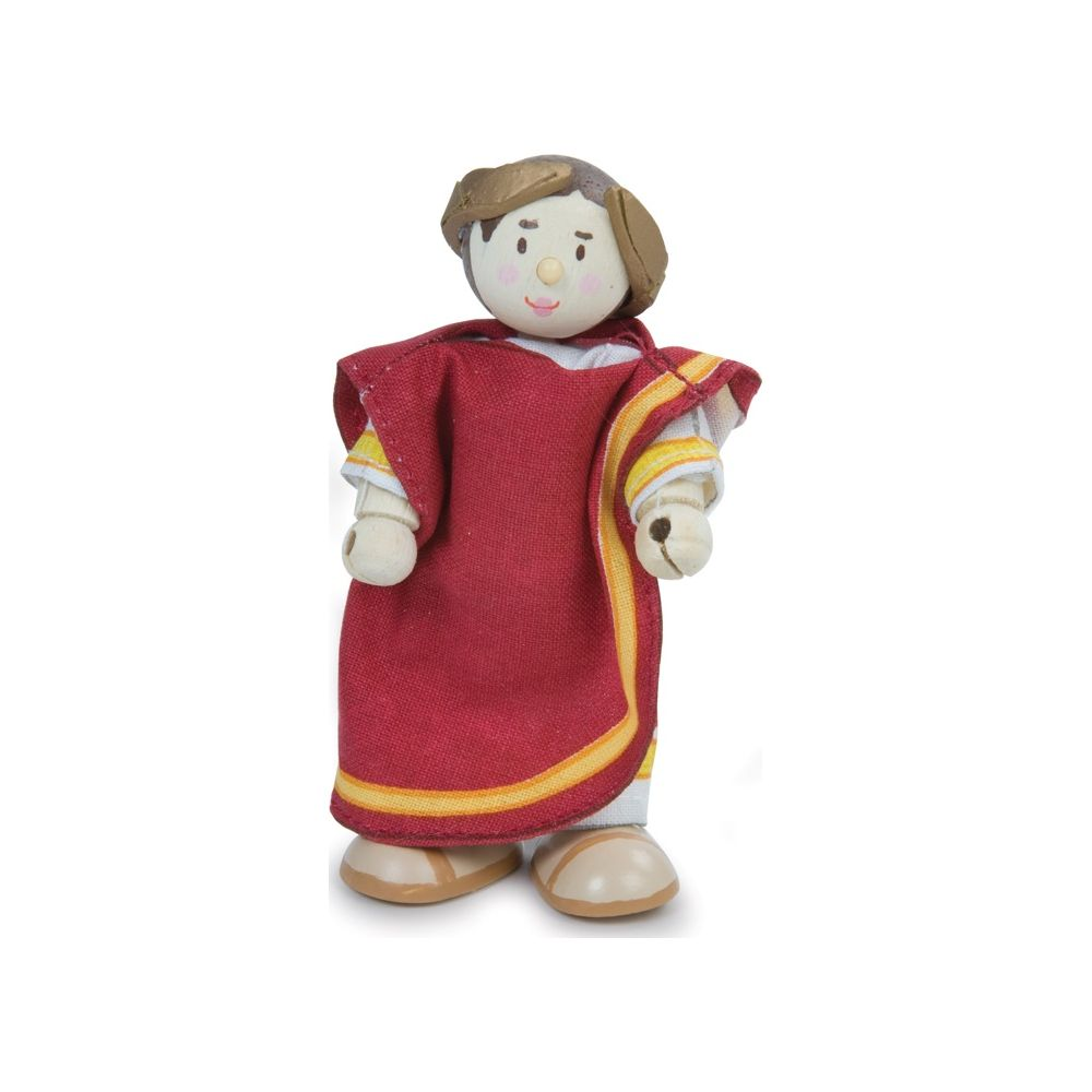Eine Puppe mit braunem Haar, rotem Umhang und Sandalen steht vor weißem Hintergrund.
