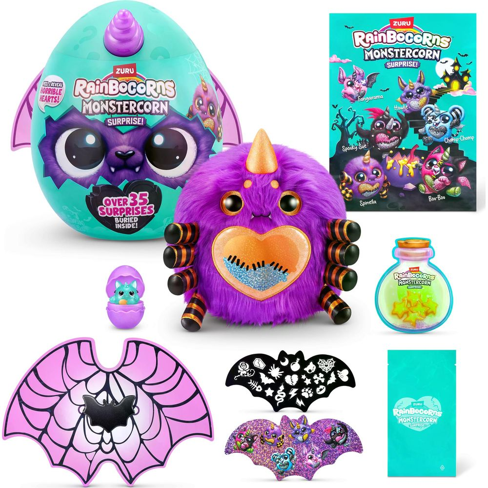 Ein flauschiges lila Monster-Spielzeug mit Herzform und Zubehör. Daneben ein Ei und eine Verpackung.