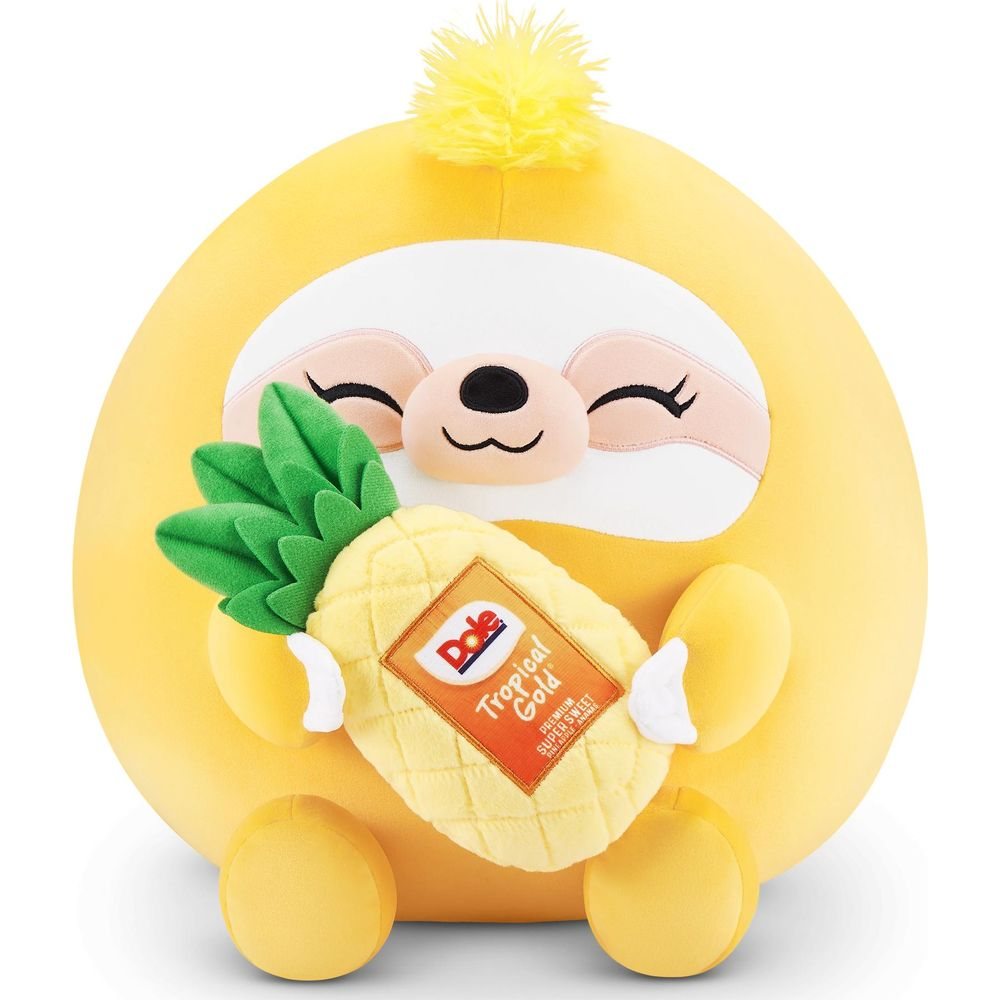 Un peluche di bradipo giallo tiene un ananas Dole Tropical Gold.