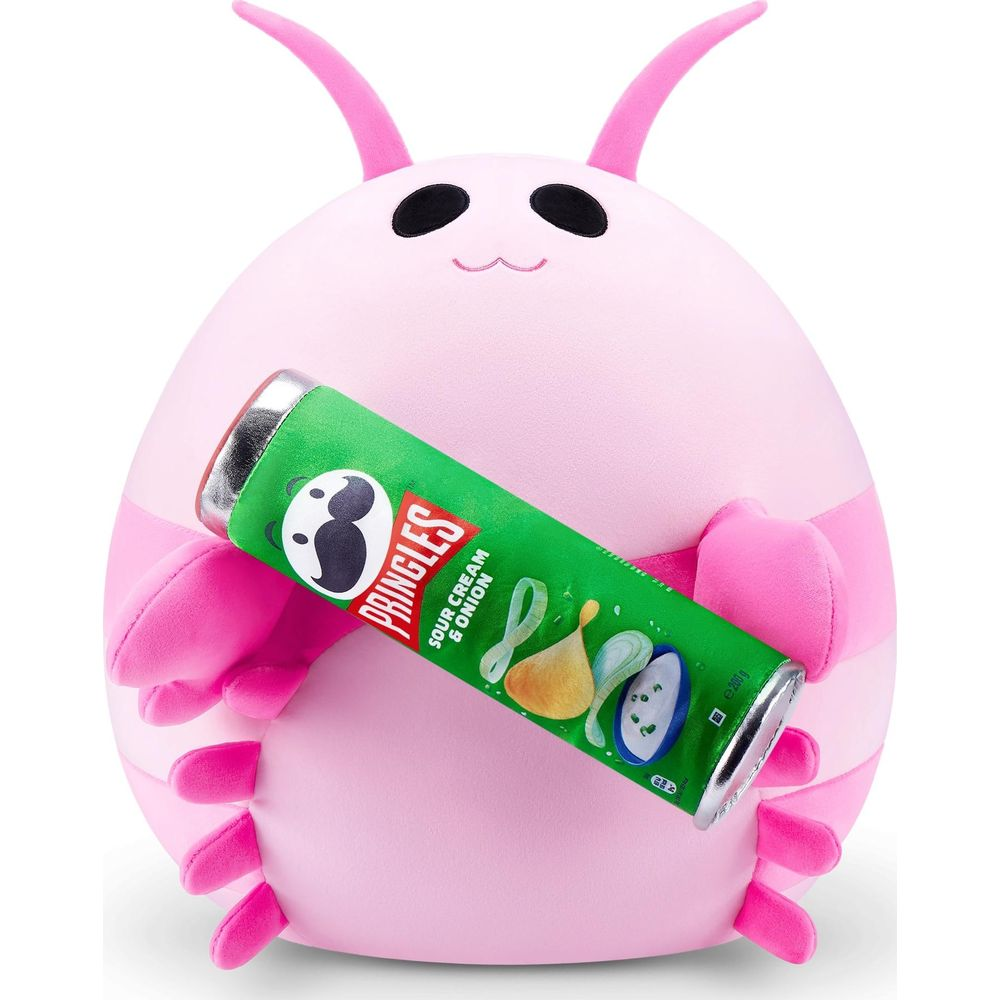 Un peluche rosa tiene una lattina Pringles Sour Cream & Onion verde.