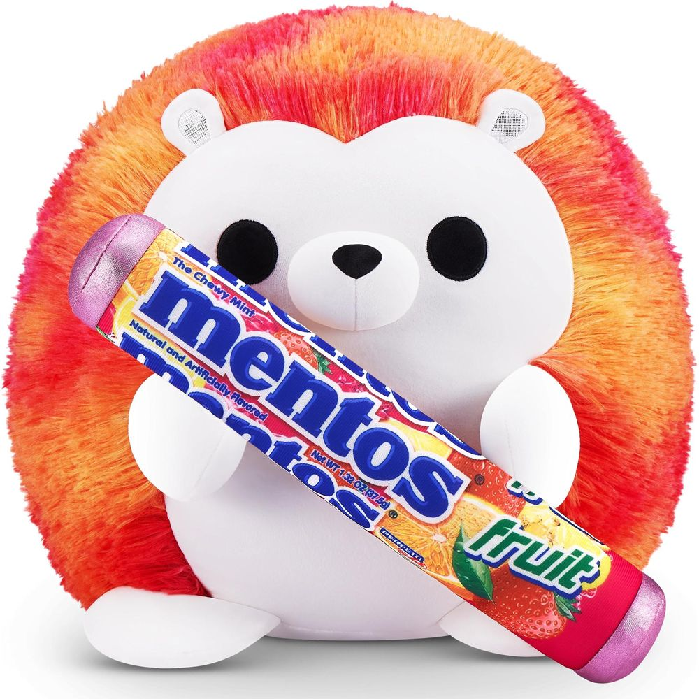 Un riccio di peluche con aculei rosso-arancio tiene un rotolo di caramelle Mentos.