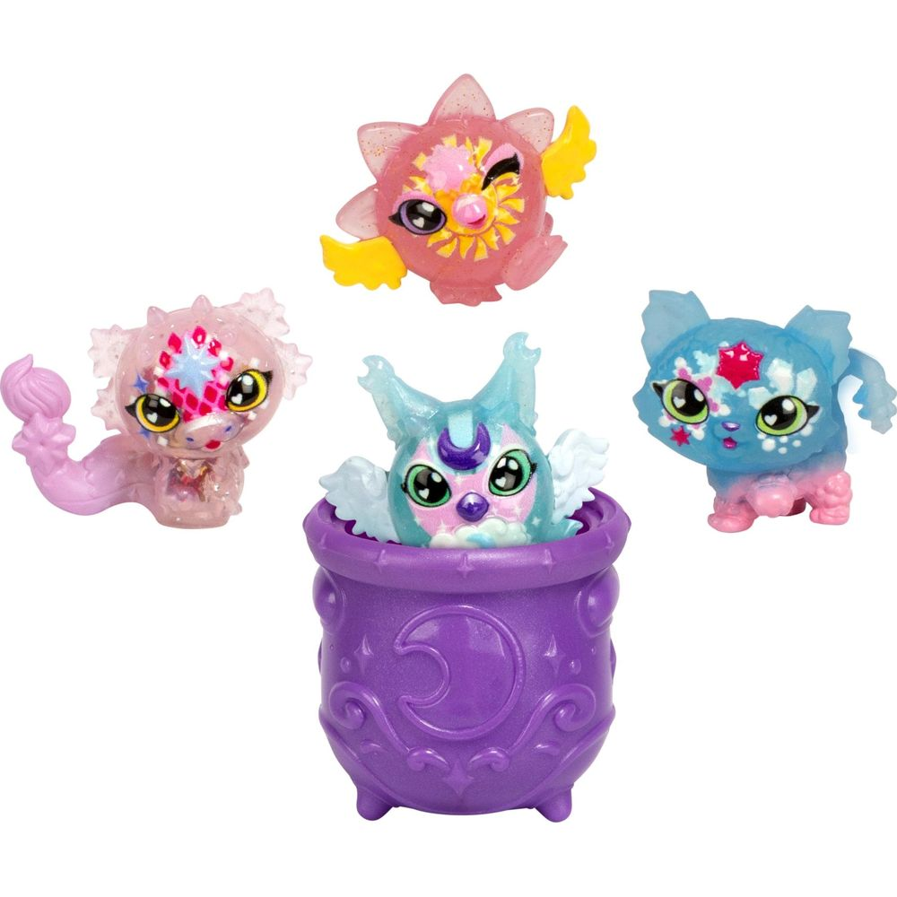 Vier fantasievolle Spielzeugfiguren in Pastellfarben, eine in einem Kessel.