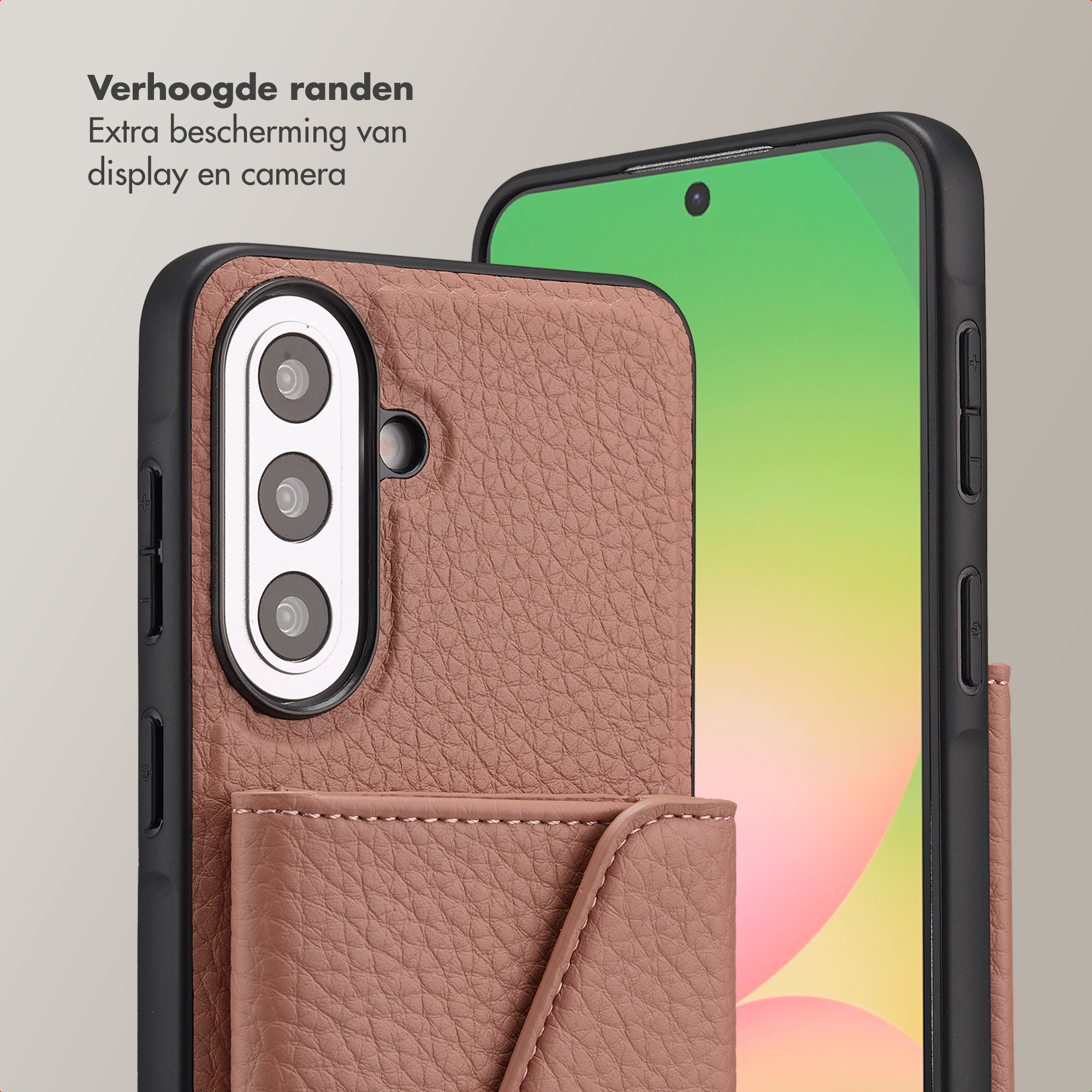 Étui de téléphone marron avec découpe caméra et poche.