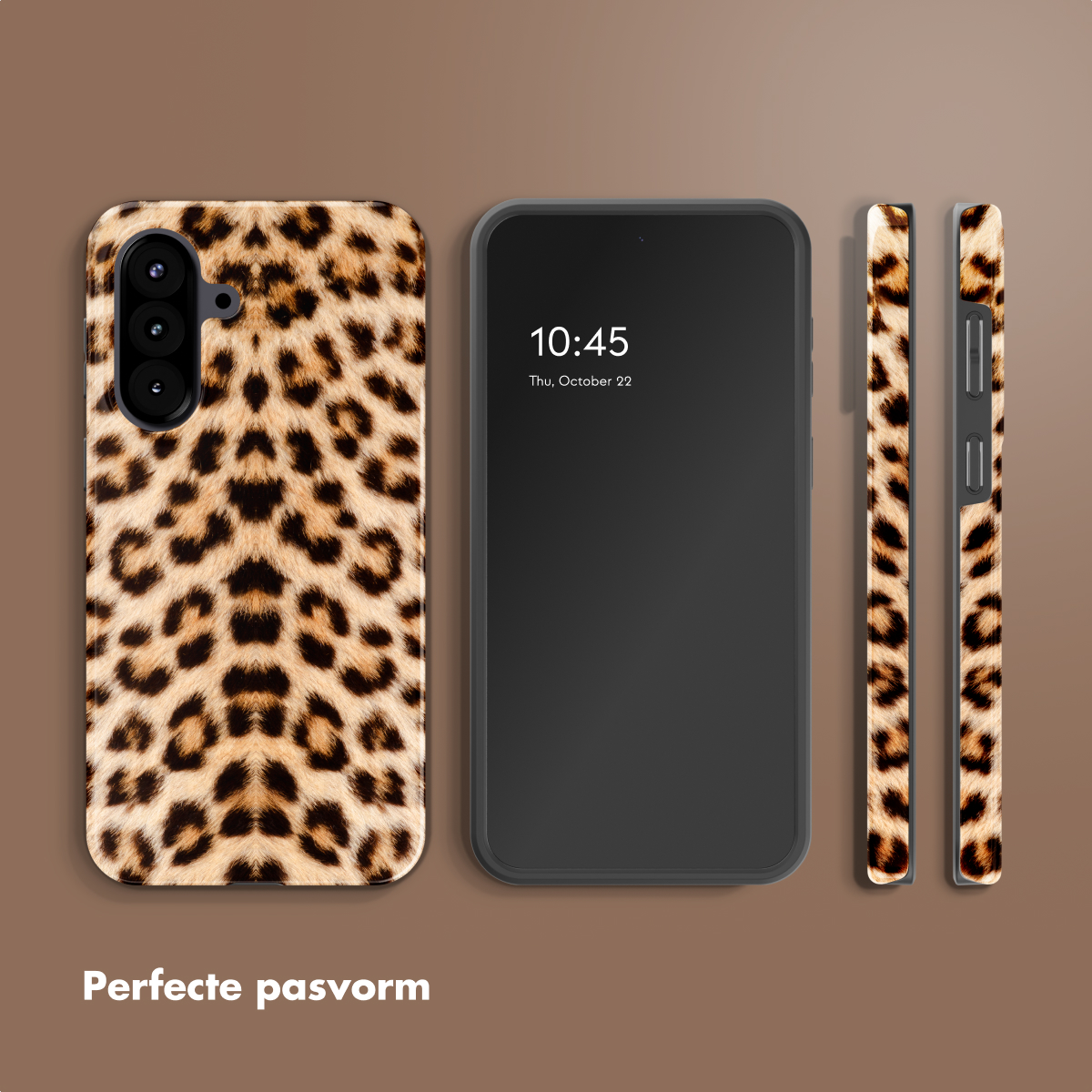 Telefoonhoesje met luipaardprint naast een smartphone en twee smalle zijaanzichten.