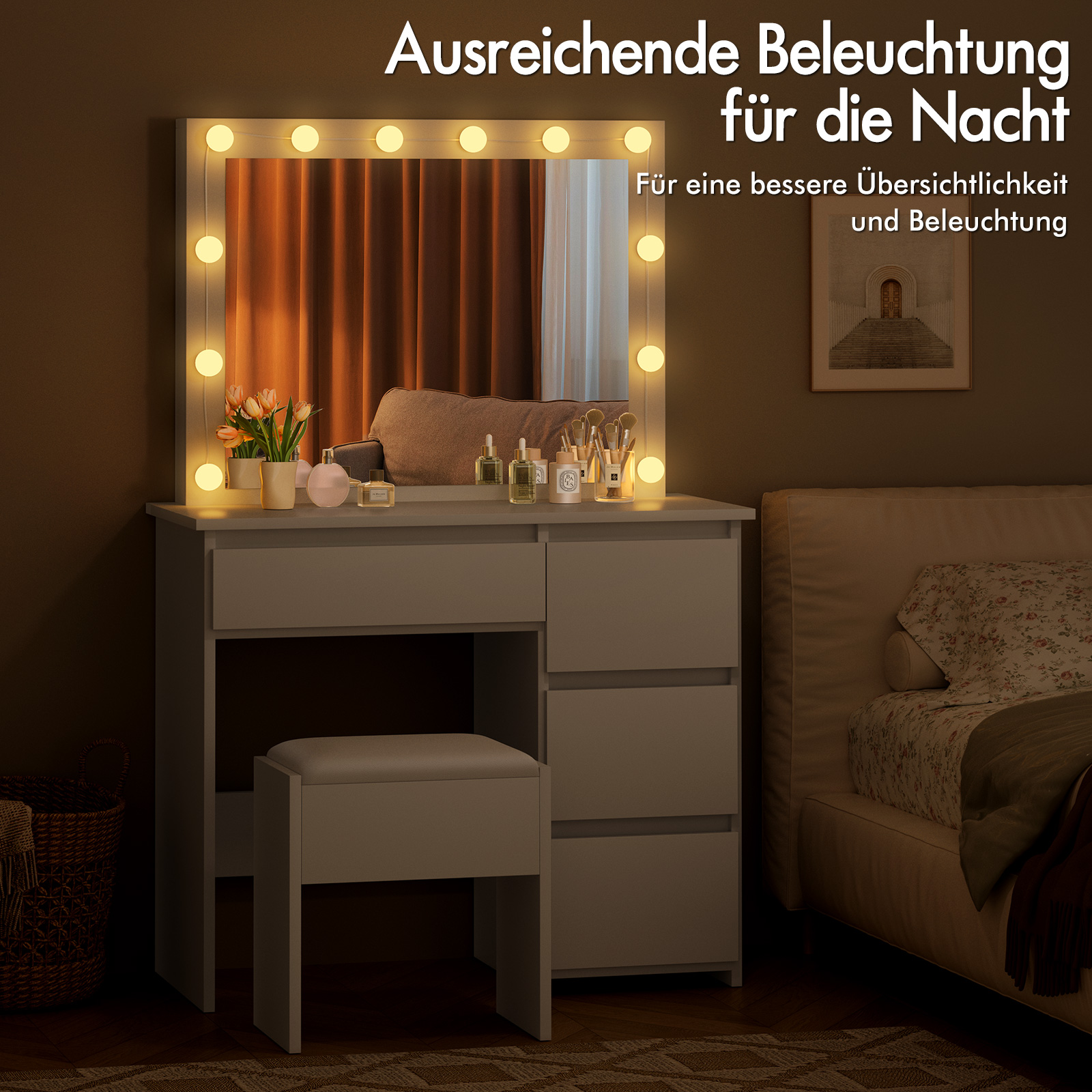 Schminktisch mit beleuchtetem Spiegel, Kosmetik und Bett.