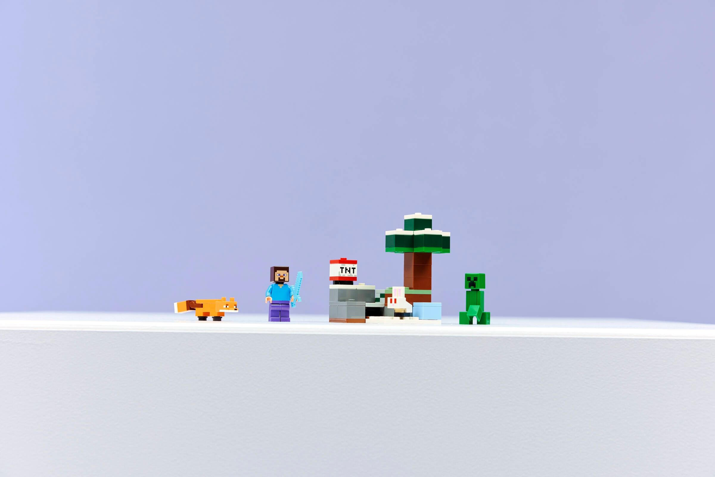 Ein Lego-Fuchs, Steve, TNT, ein Baum und ein Creeper auf hellem Hintergrund.