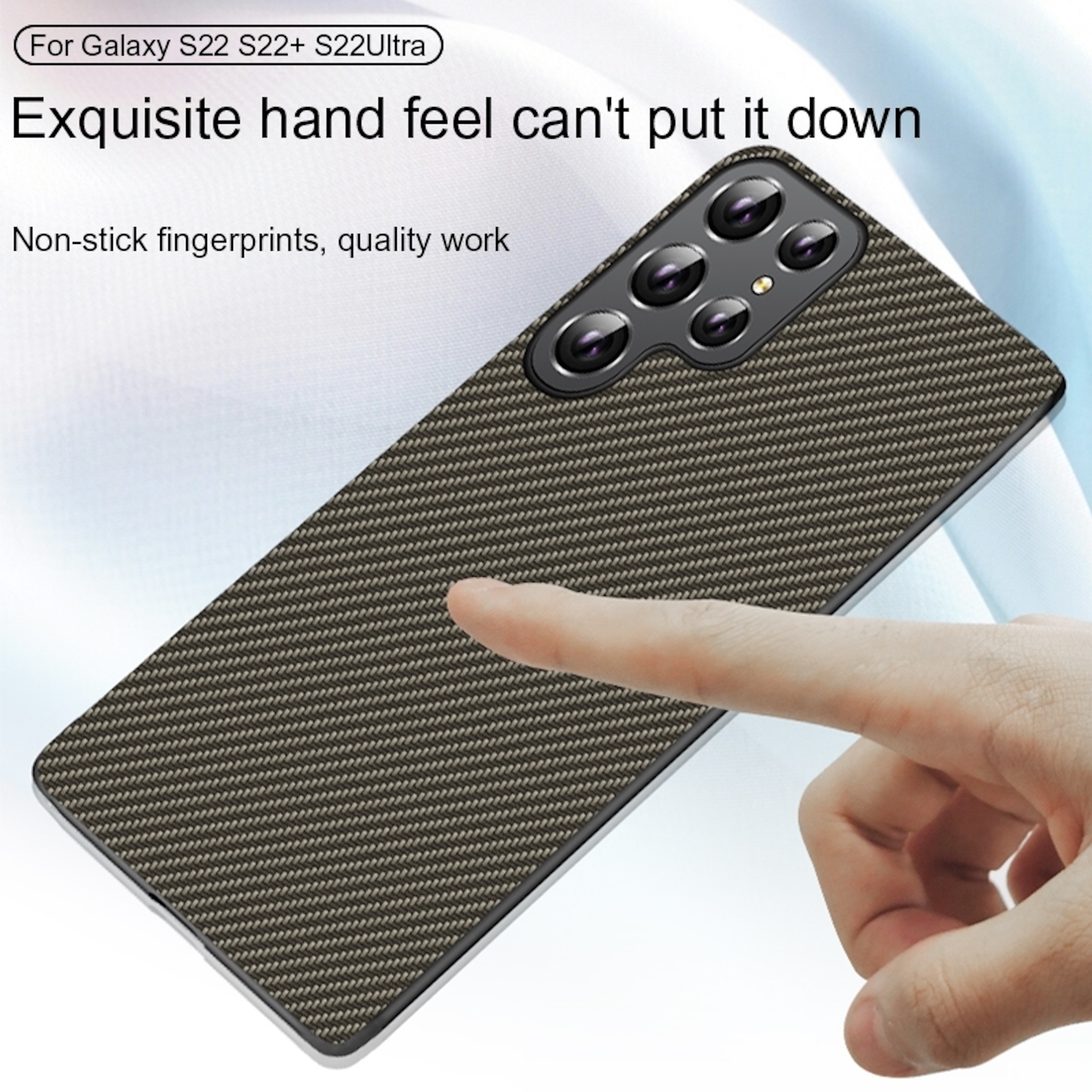 Una mano toca una funda de teléfono texturizada de fibra de carbono.