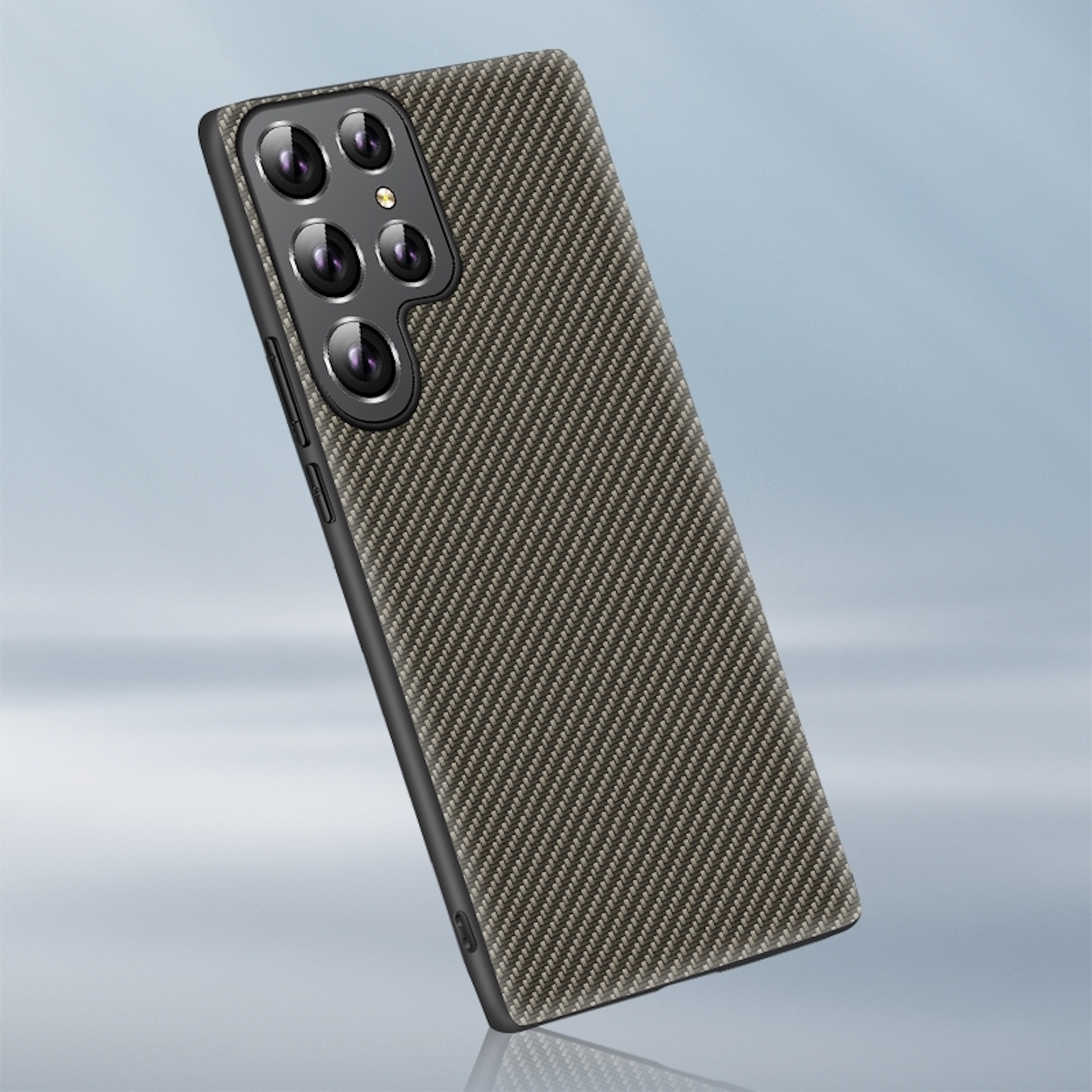 Un smartphone con funda de patrón de fibra de carbono y múltiples cámaras.
