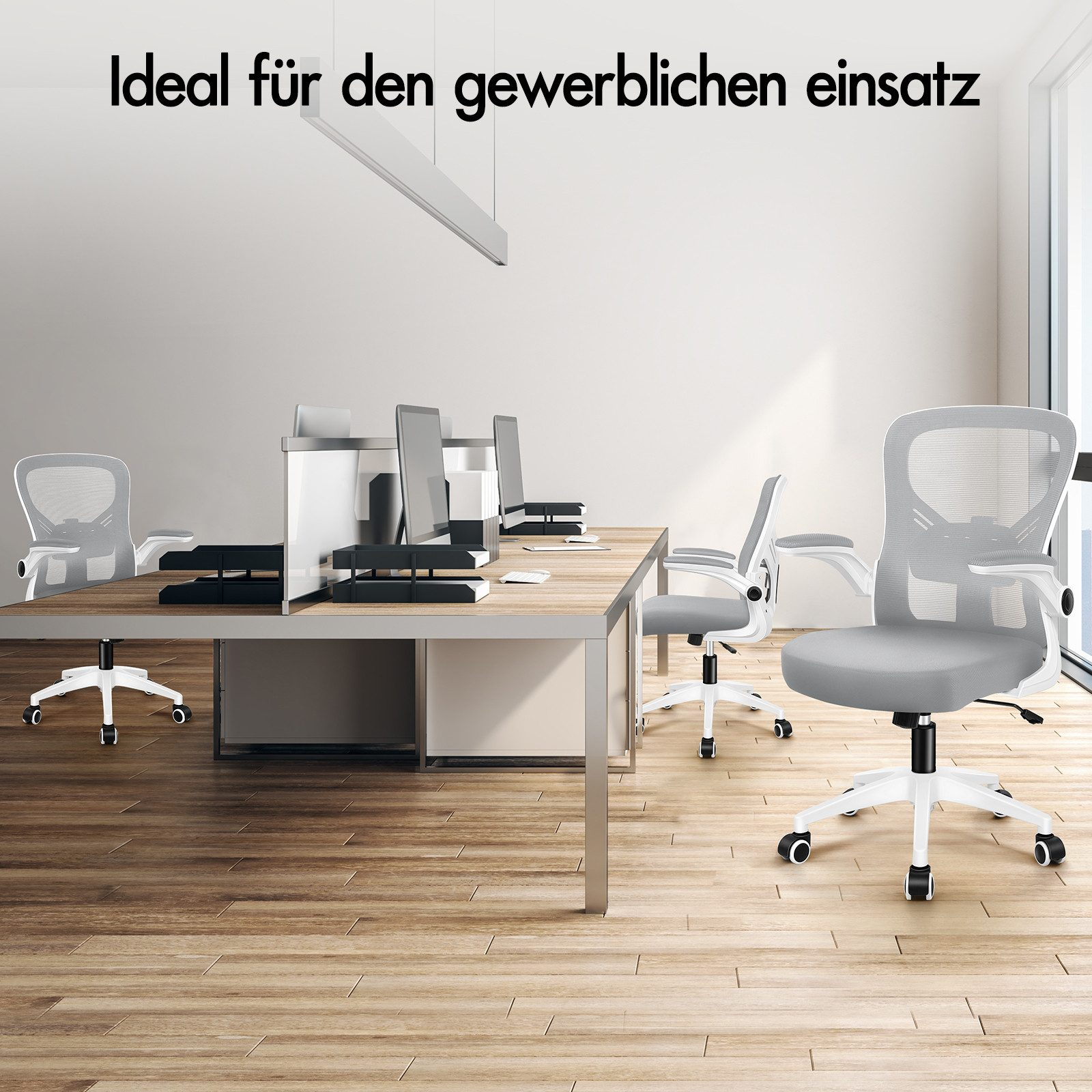 Bürostühle mit Netzrücken und weißem Gestell auf Holzboden.