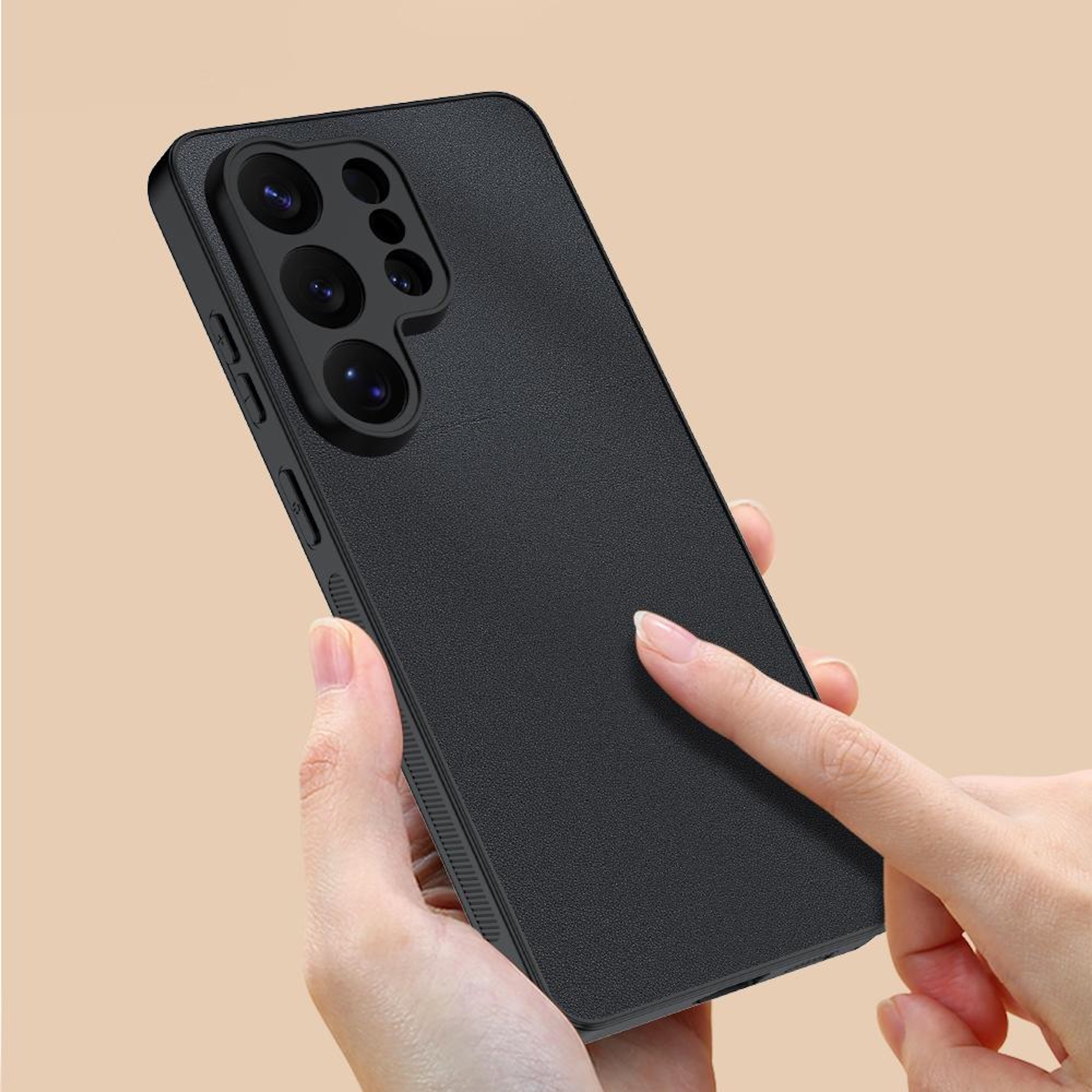 Una funda de teléfono negra con módulo de cámara es sostenida por dos manos.