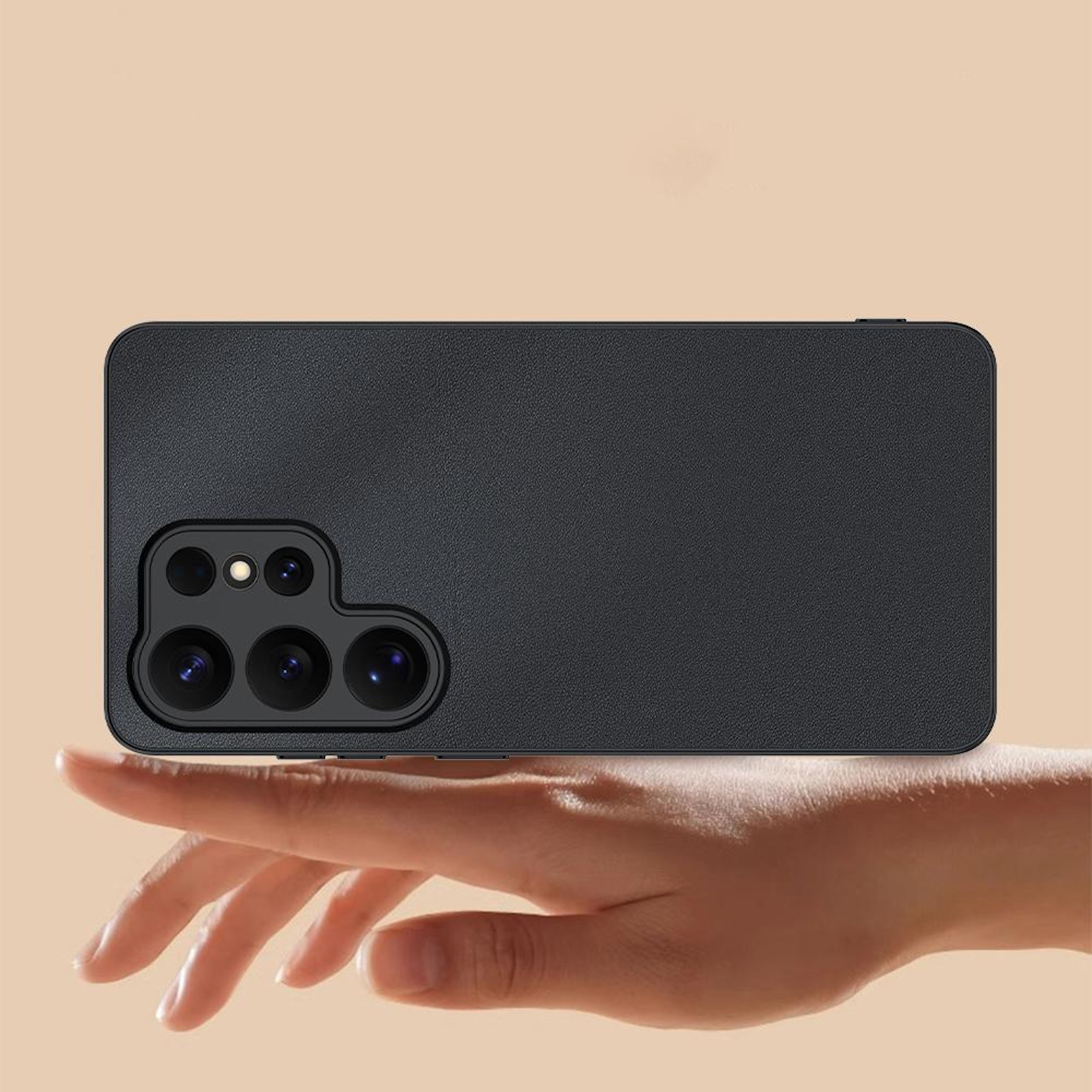 Funda de teléfono negra con lentes de cámara apoyadas en una mano.