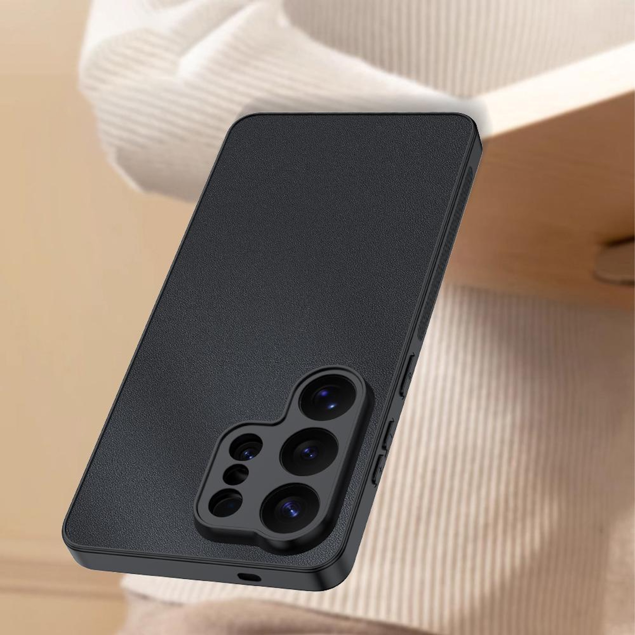 Teléfono negro con múltiples cámaras en funda, sobre fondo claro.