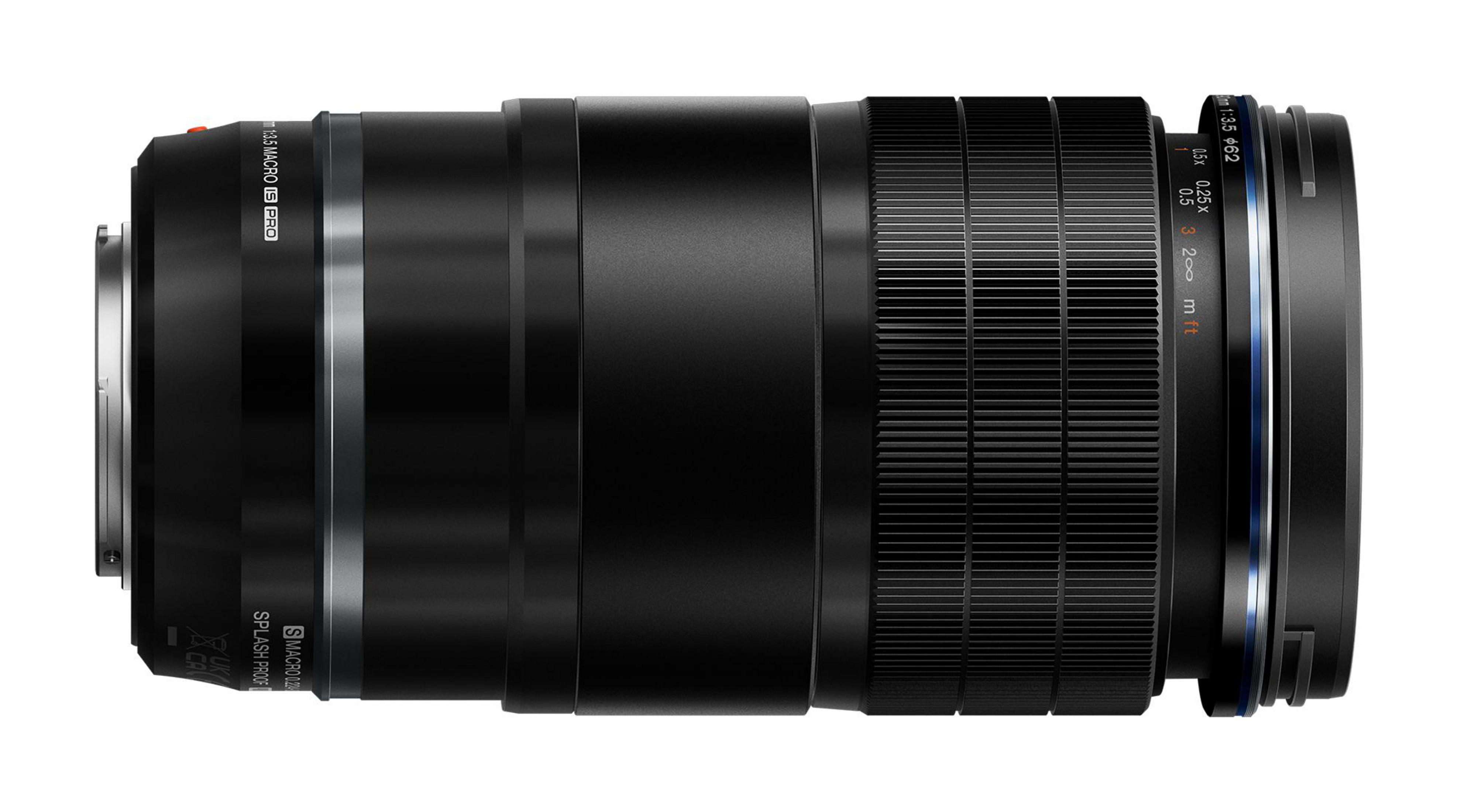 Schwarzes Makroobjektiv mit Fokusring und Beschriftungen für Brennweite und Entfernung.