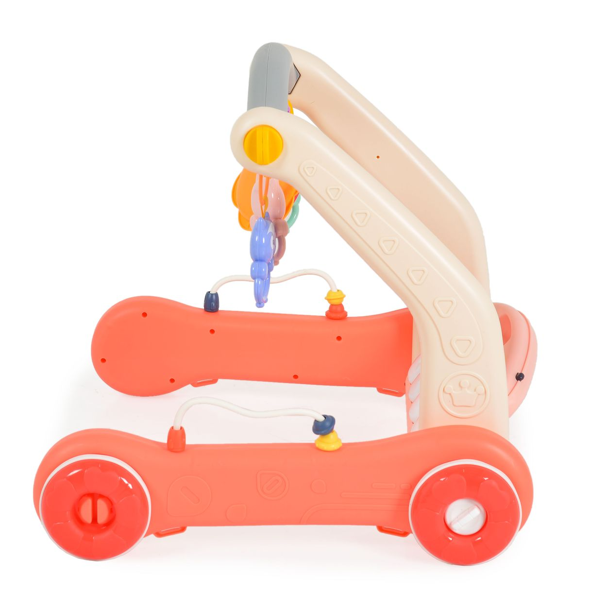 Ein orangefarbener Baby-Lernlaufwagen mit Spielzeug und Rädern auf weißem Hintergrund.