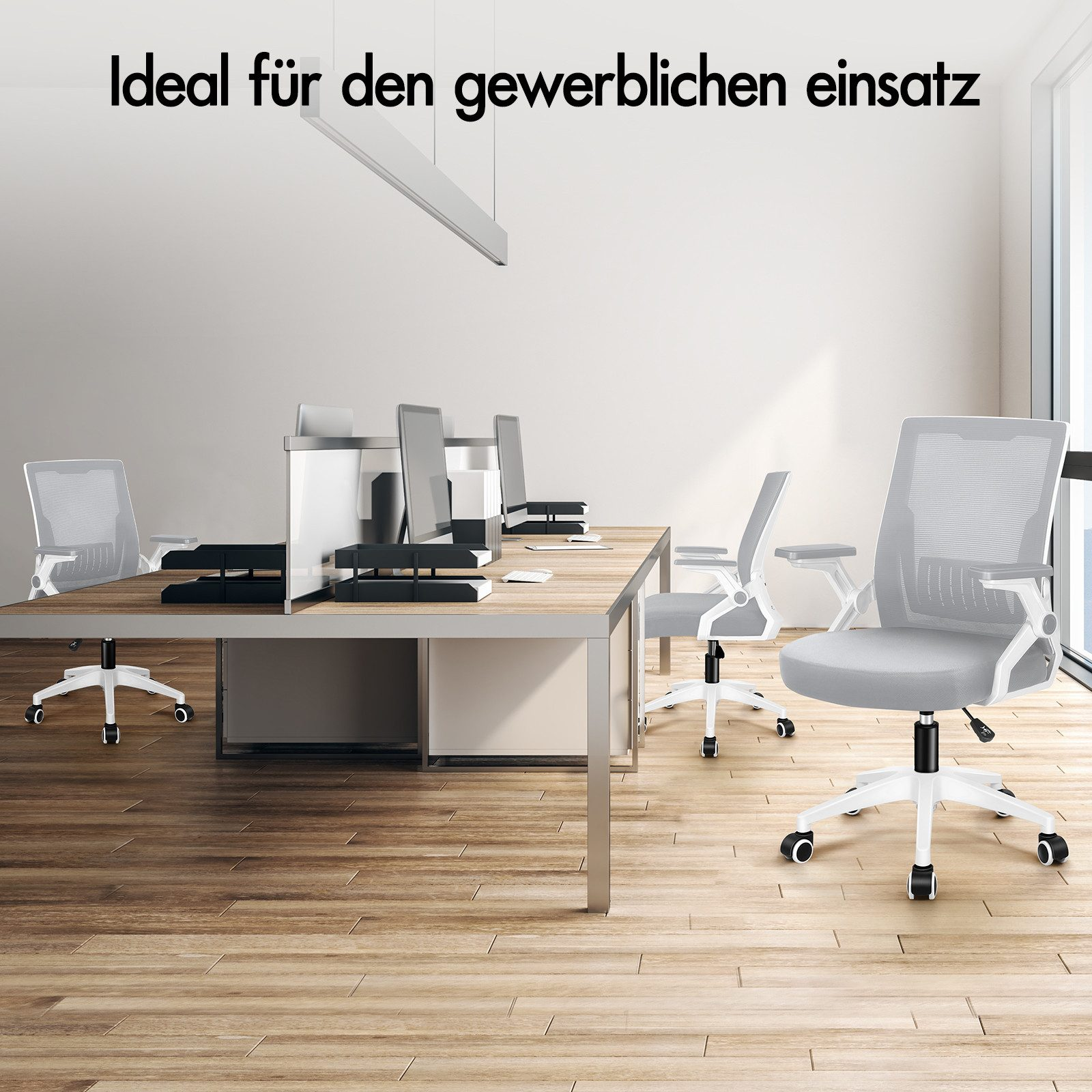 Bürostühle und Schreibtische in einem modernen Büro.