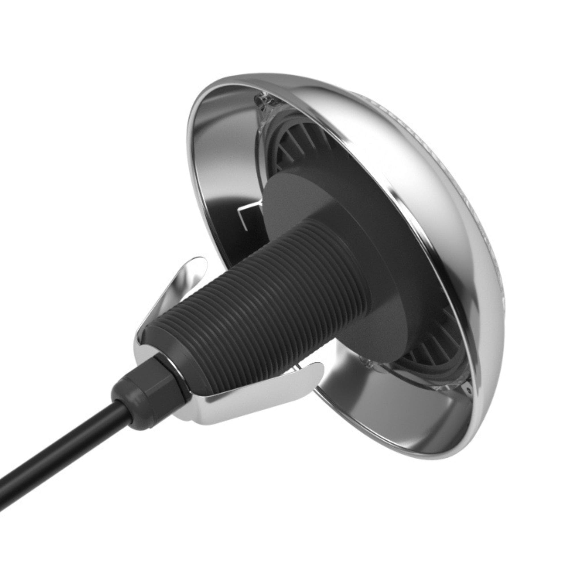 Un objeto plateado brillante con un vástago y cable negro acanalado.
