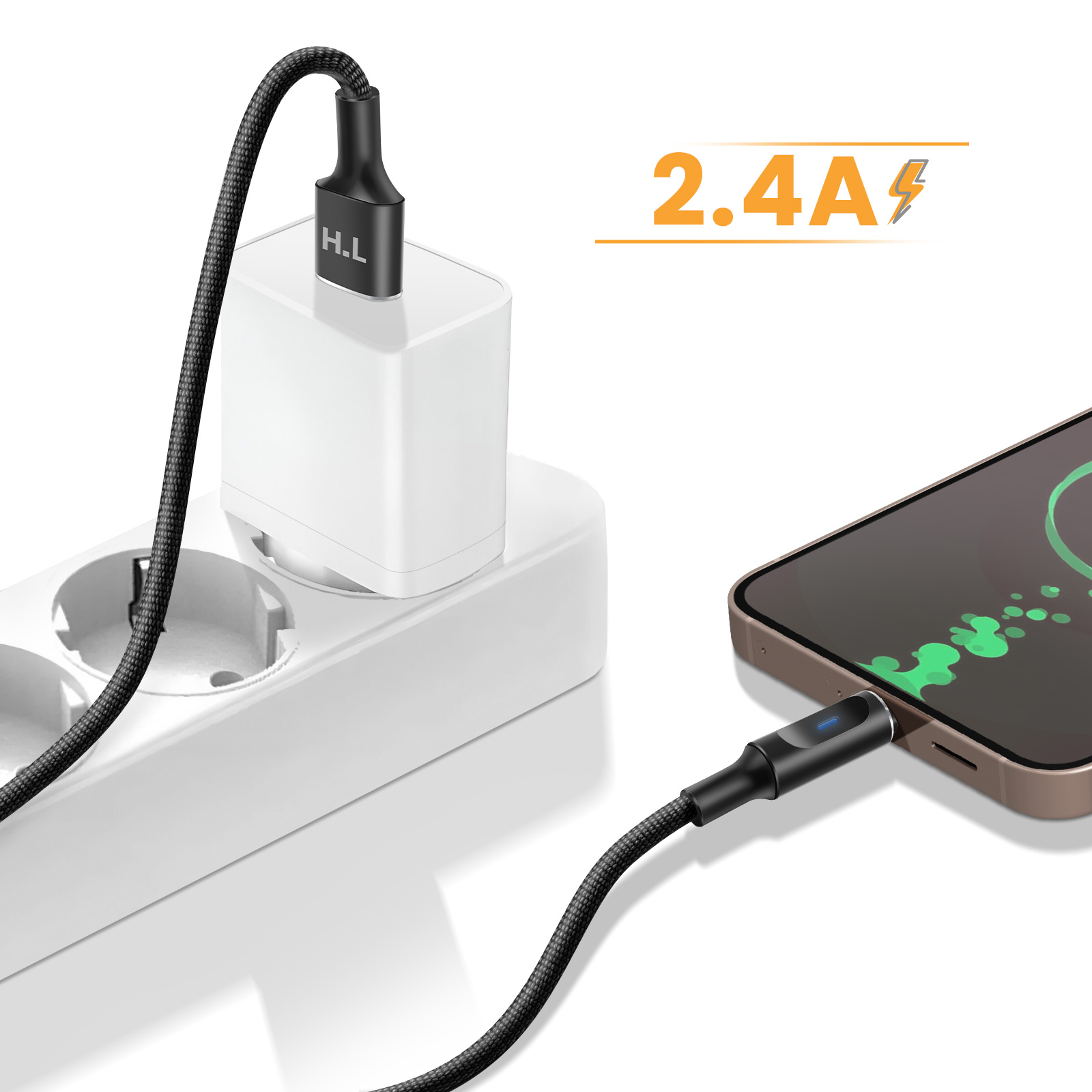 Cavo USB nero carica un telefono da una ciabatta bianca.