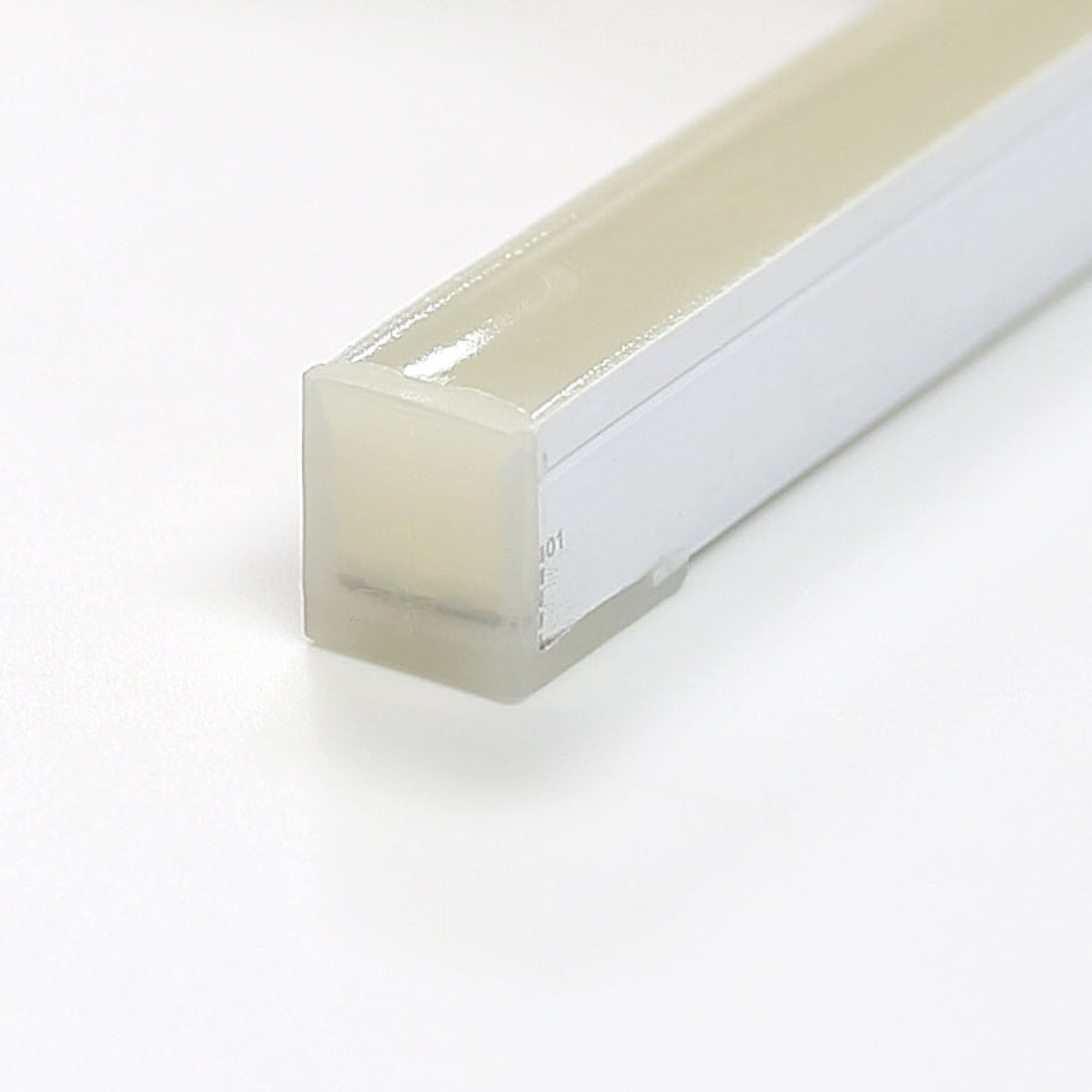 Una sola tira de LED blanca con difusor transparente y tapa.