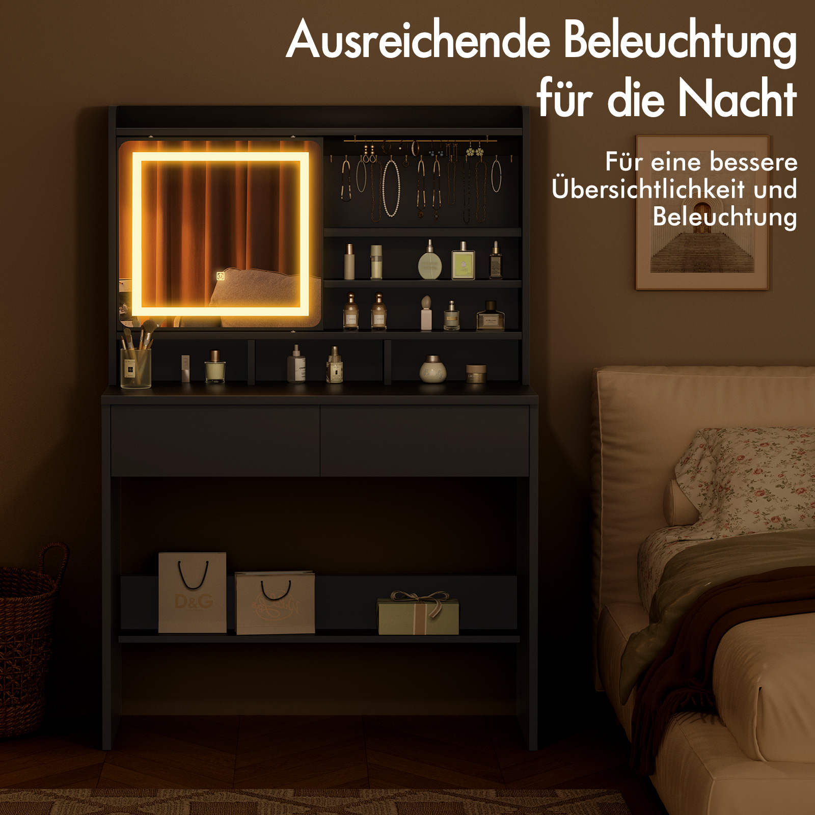 Schwarzer Schminktisch mit beleuchtetem Spiegel, Schmuck, Parfümflaschen und Bett.