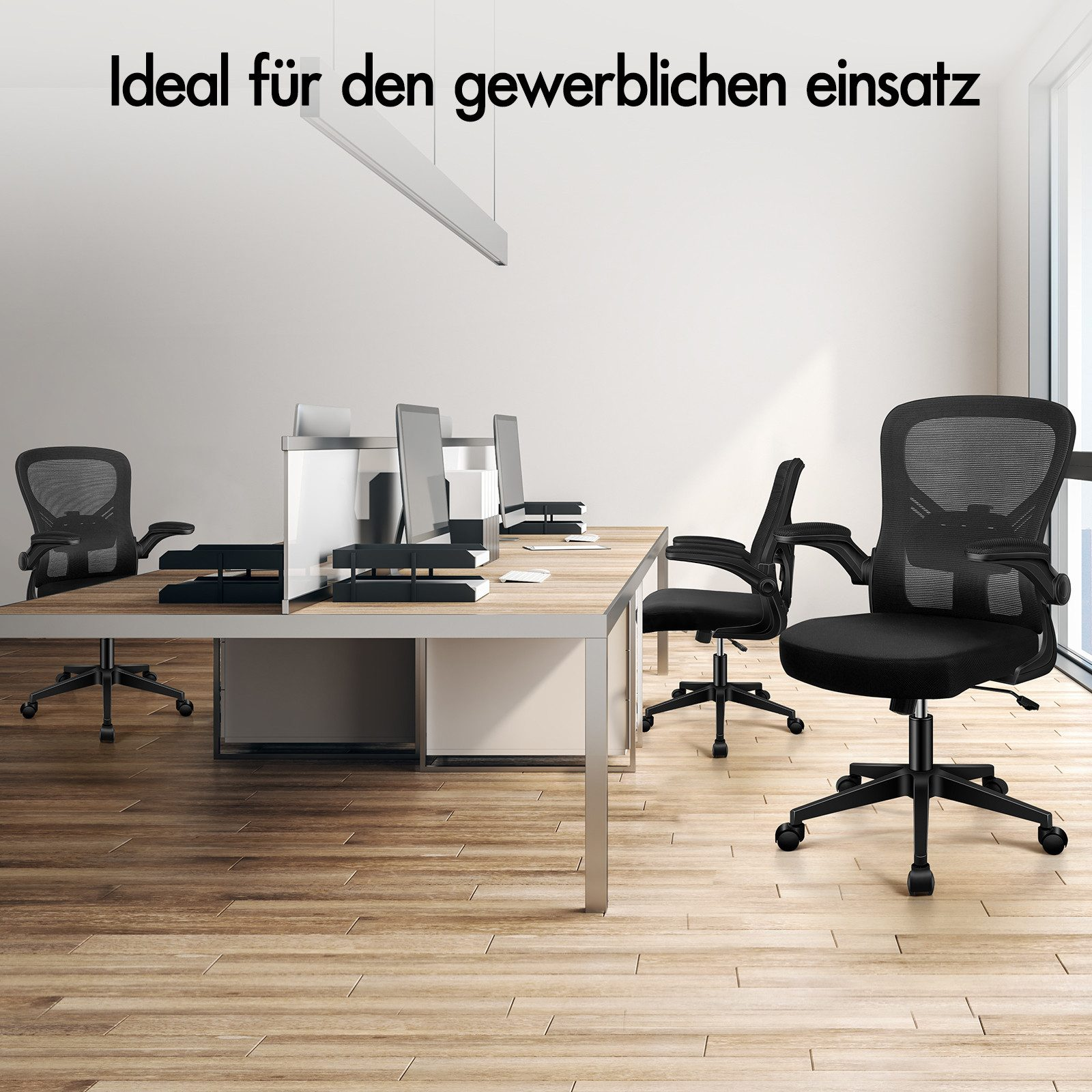 Bürostuhl mit Netzrücken auf Holzfußboden, neben einem Schreibtisch.
