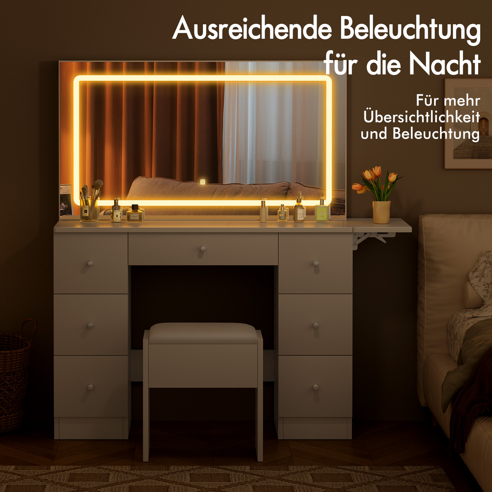 Schminktisch mit beleuchtetem Spiegel, Kosmetik und einem Hocker.