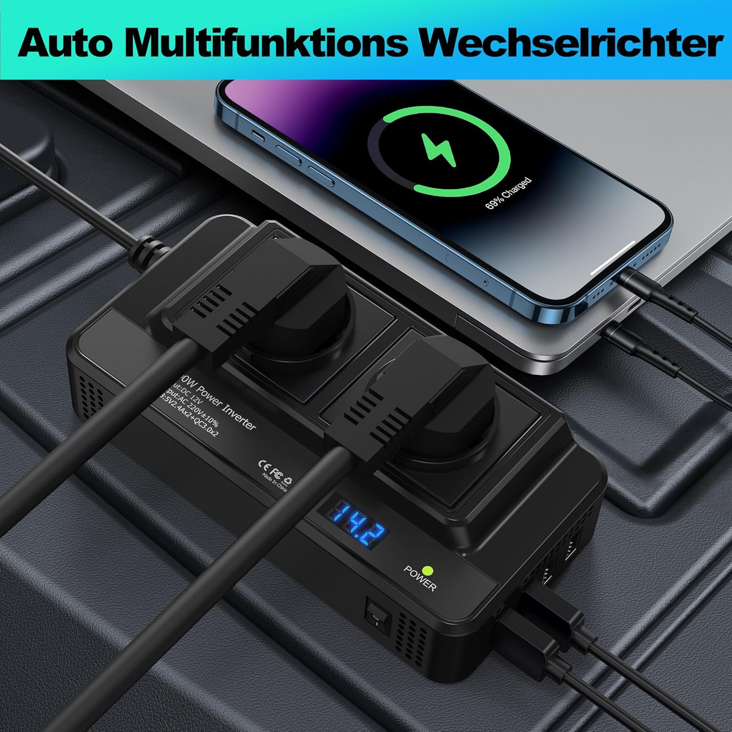 Schwarzer Multifunktions-Wechselrichter mit angeschlossenem Smartphone und Kabeln.