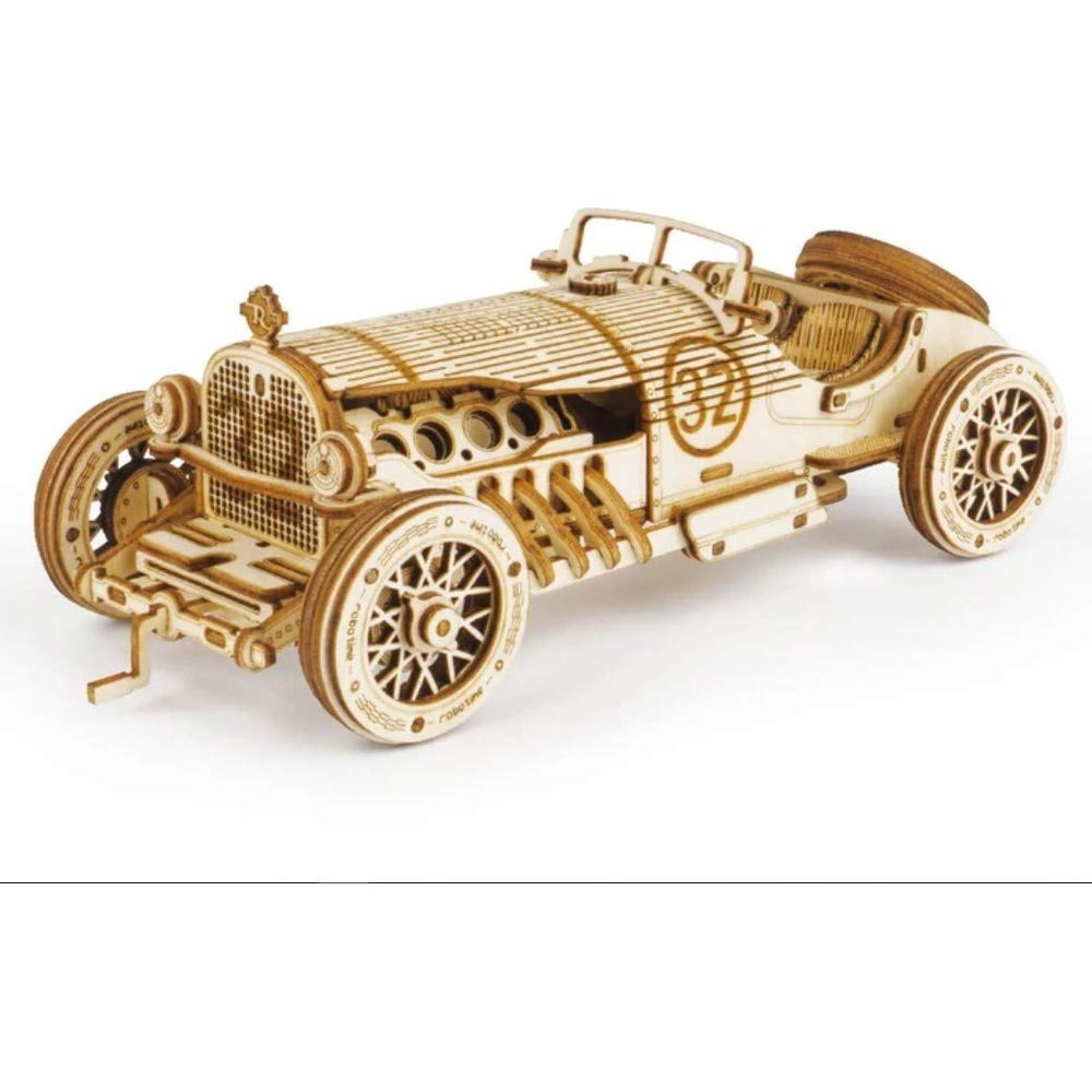 Ein Holzmodell eines Oldtimer-Rennwagens mit dem Emblem 32.