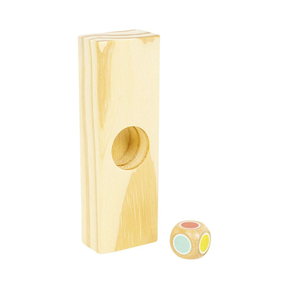 Blocco di legno con foro e un dado colorato accanto.
