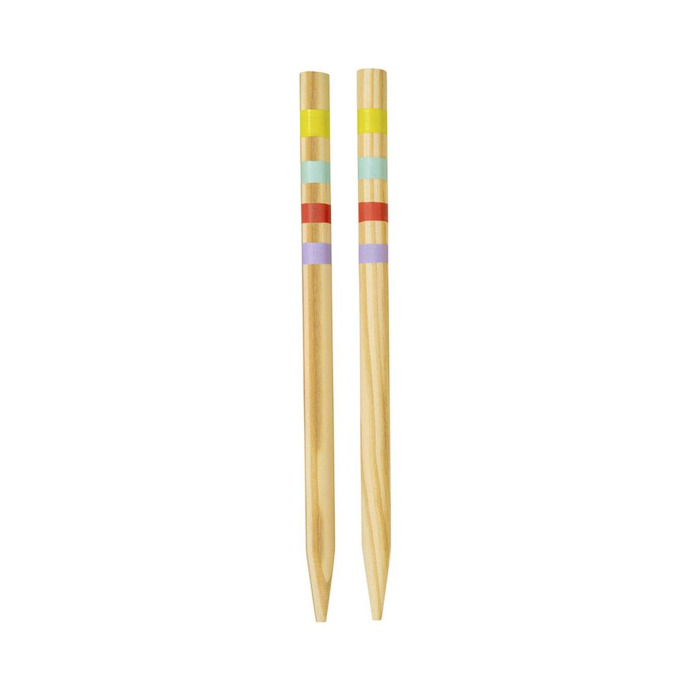 Zwei Holzstäbchen mit bunten Streifen: Gelb, Hellblau, Rot, Lila.