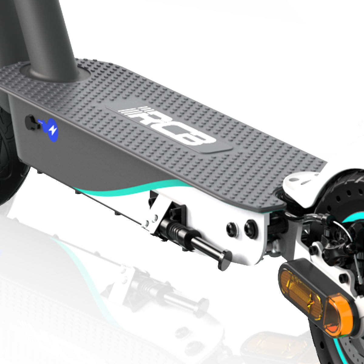 Nahaufnahme eines E-Scooters mit grauem Trittbrett, blauem Blitzsymbol und weißen Akzenten.
