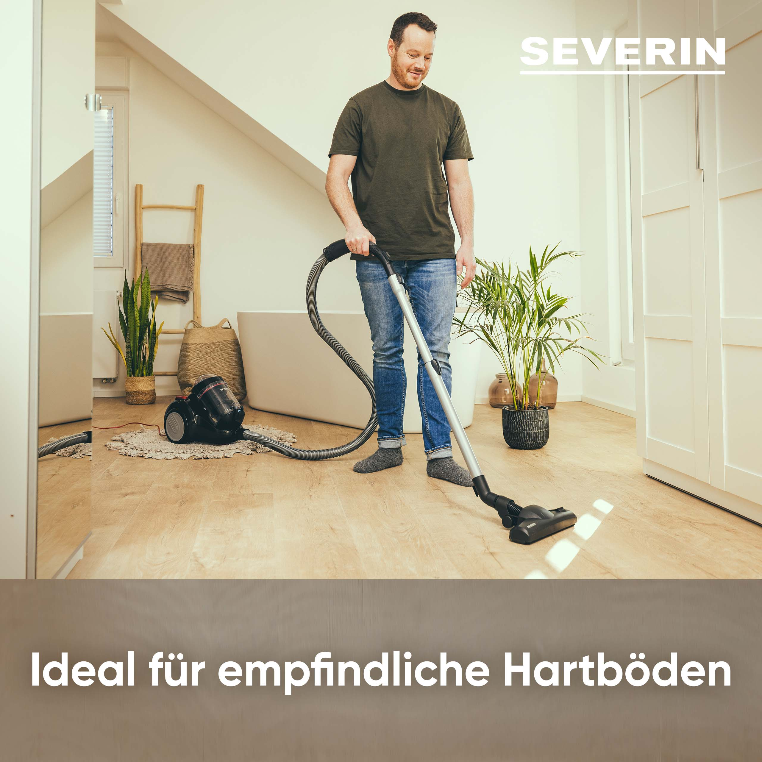 Mężczyzna odkurza drewnianą podłogę. Logo Severin w prawym górnym rogu.