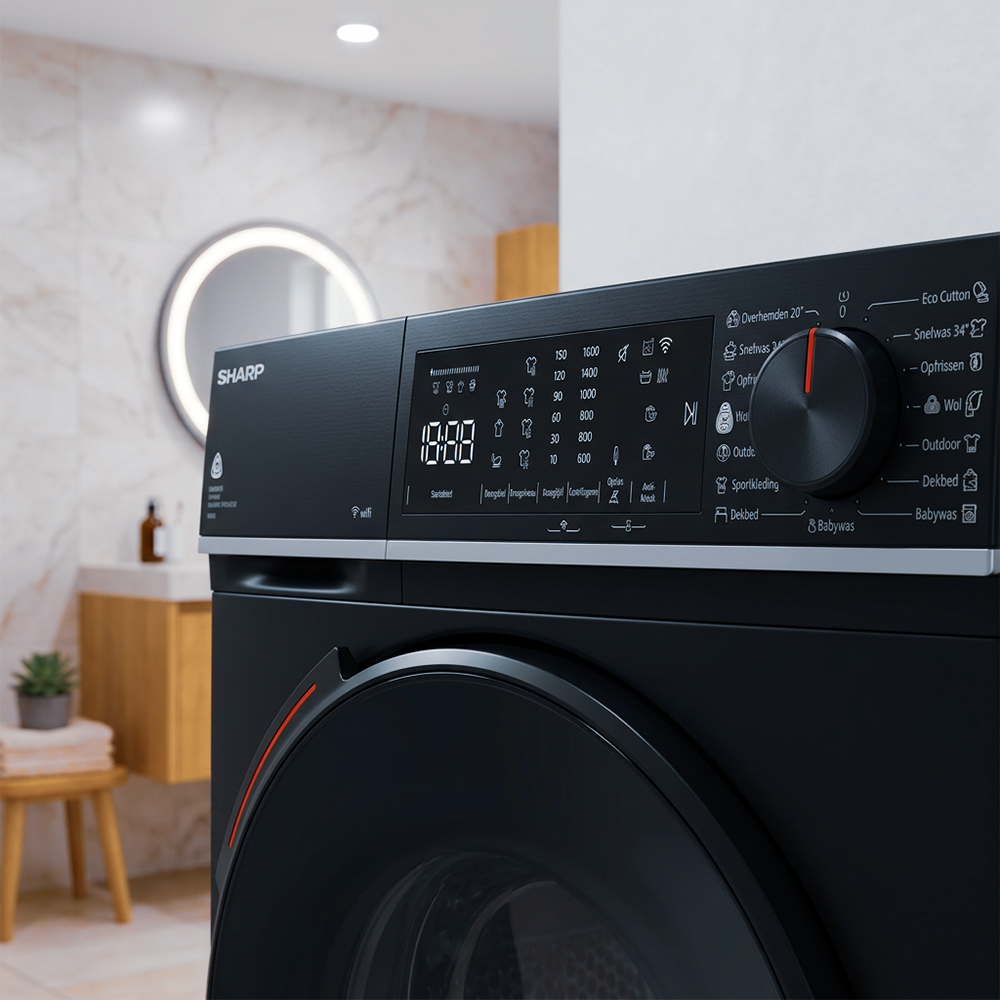 Zwarte wasmachine met digitaal display en bedieningspaneel in een badkamer.