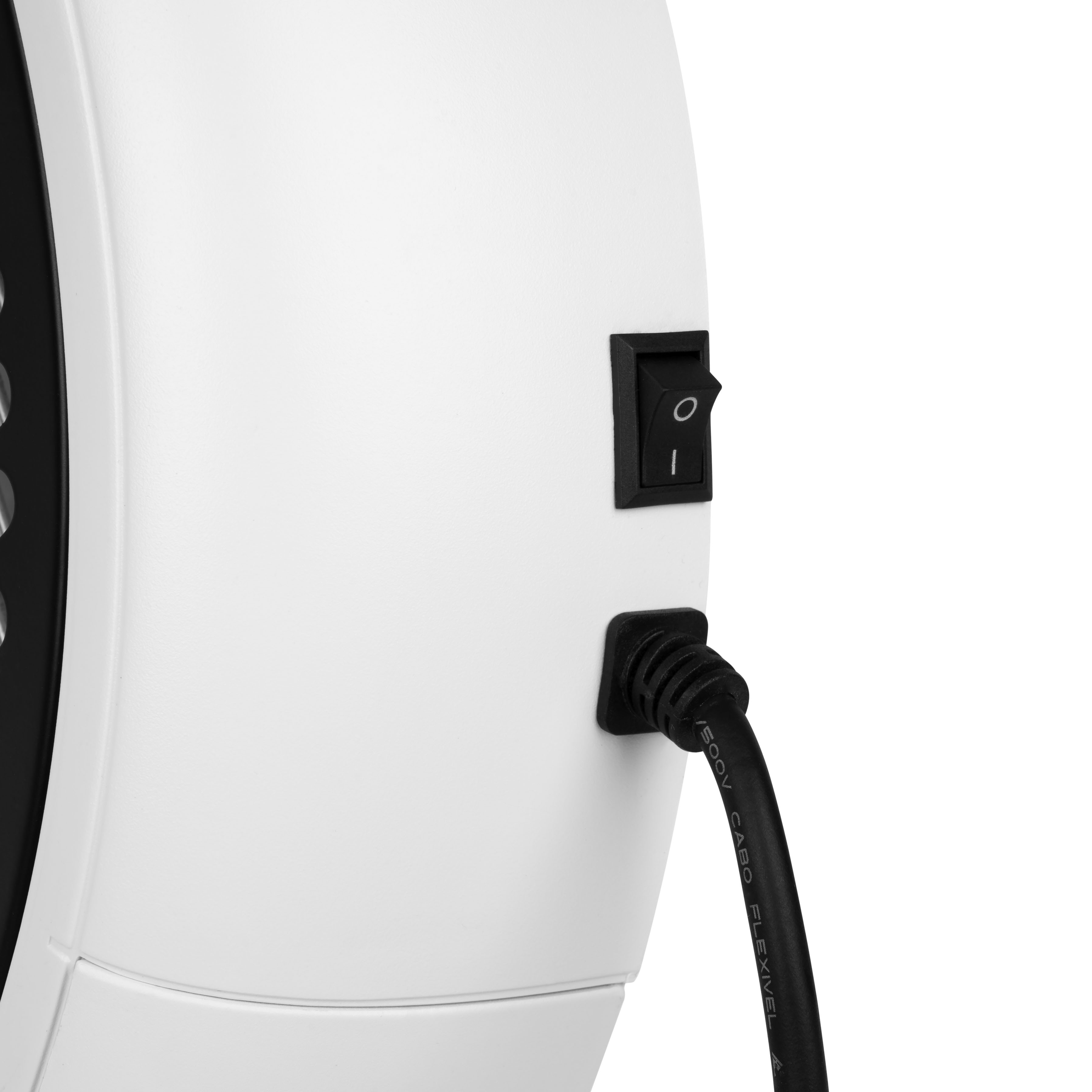 Czarny przełącznik kołyskowy i czarny kabel na białej obudowie.