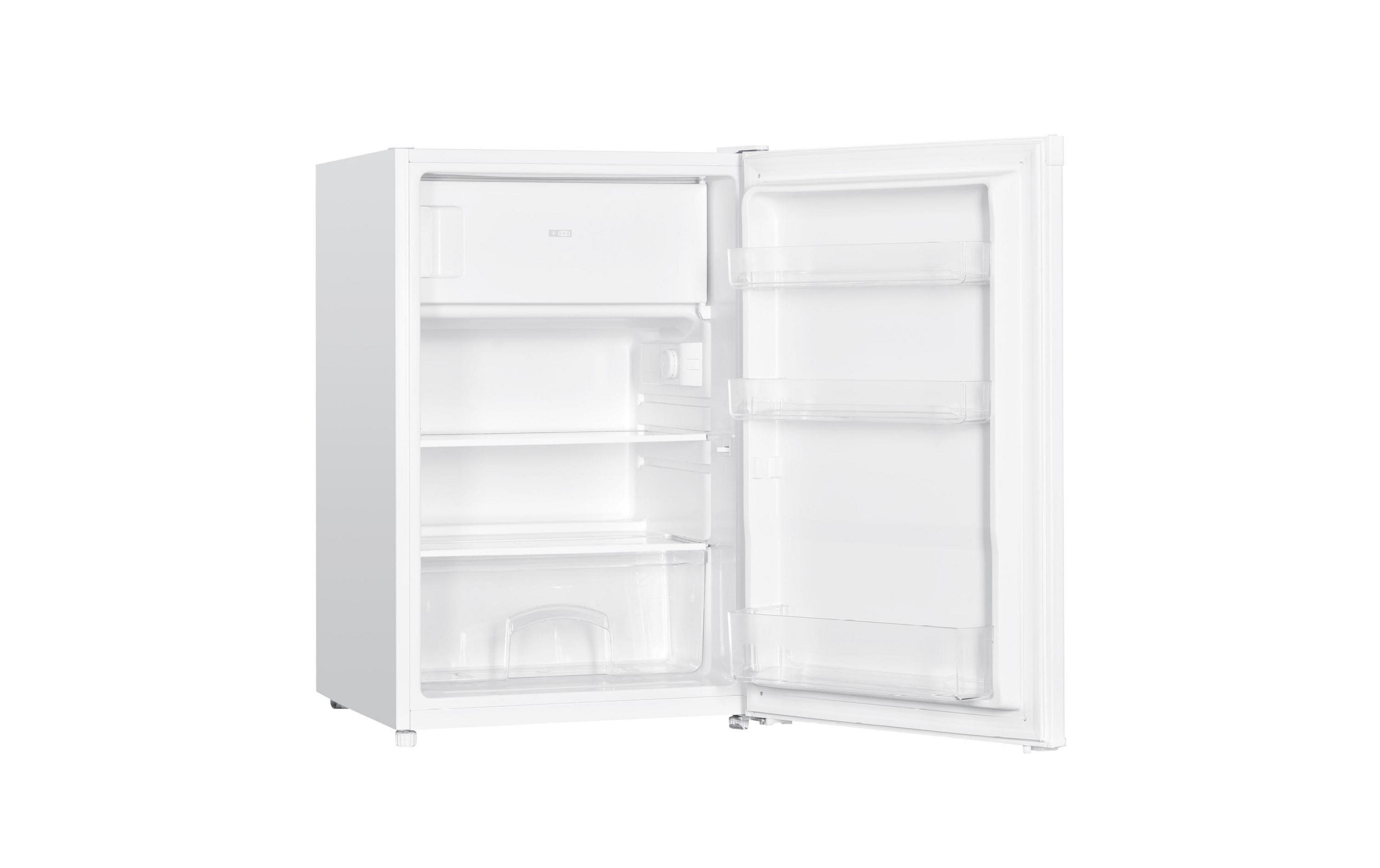 Ein weier Khlschrank mit gefnter Tr und leeren Fchern.