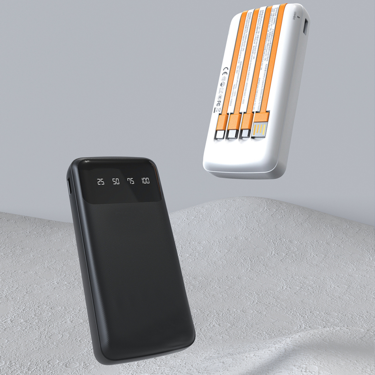 Ein schwarzes und ein weißes Powerbank-Gerät mit orangefarbenen Akzenten und USB-Anschlüssen.