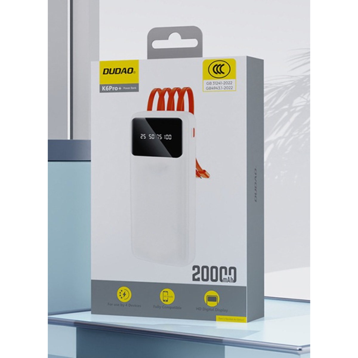 Weiße Powerbank mit rotem Ladekabel auf DUDAO-Verpackung, 20000 mAh.